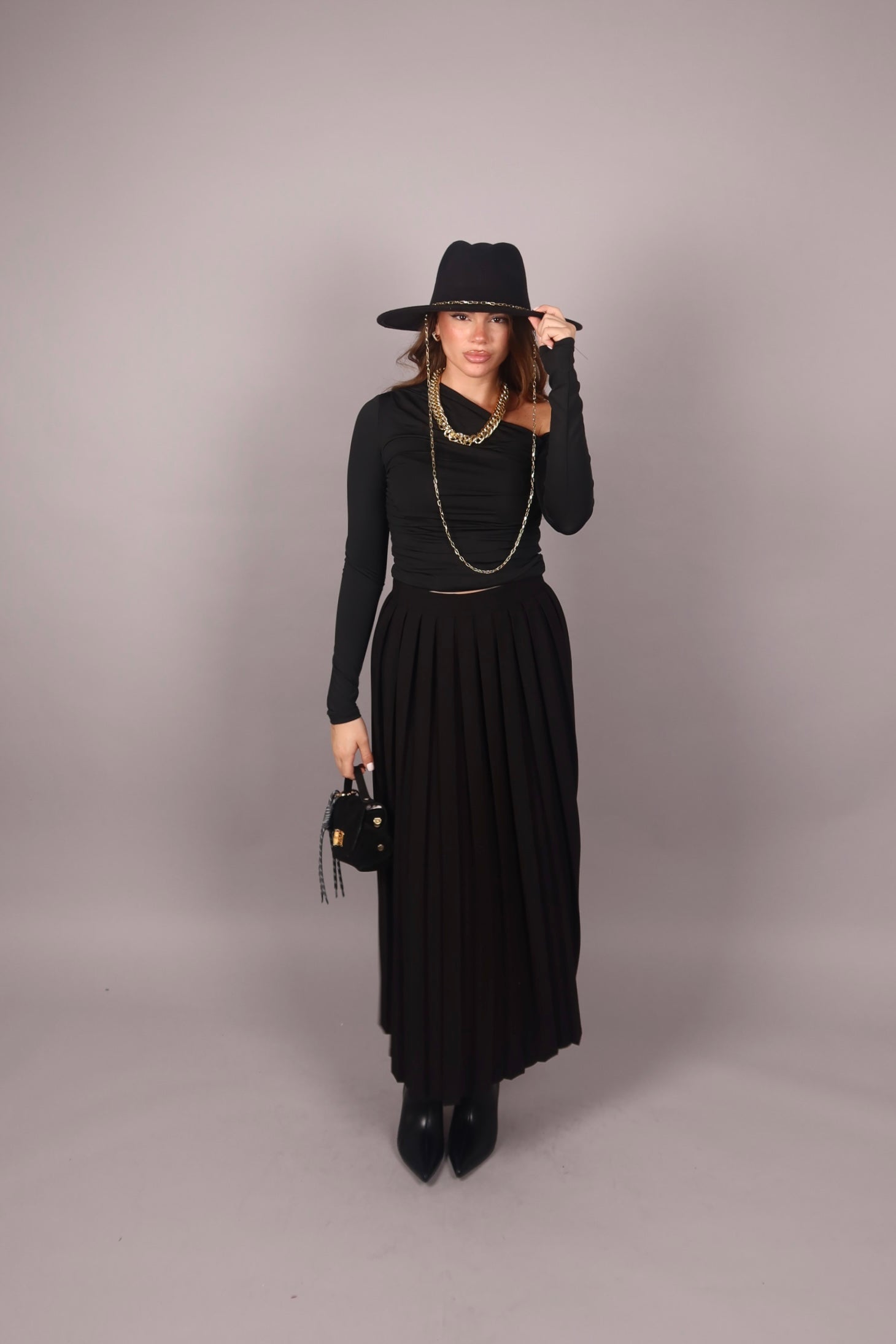 Cappello falda larga con catena nero