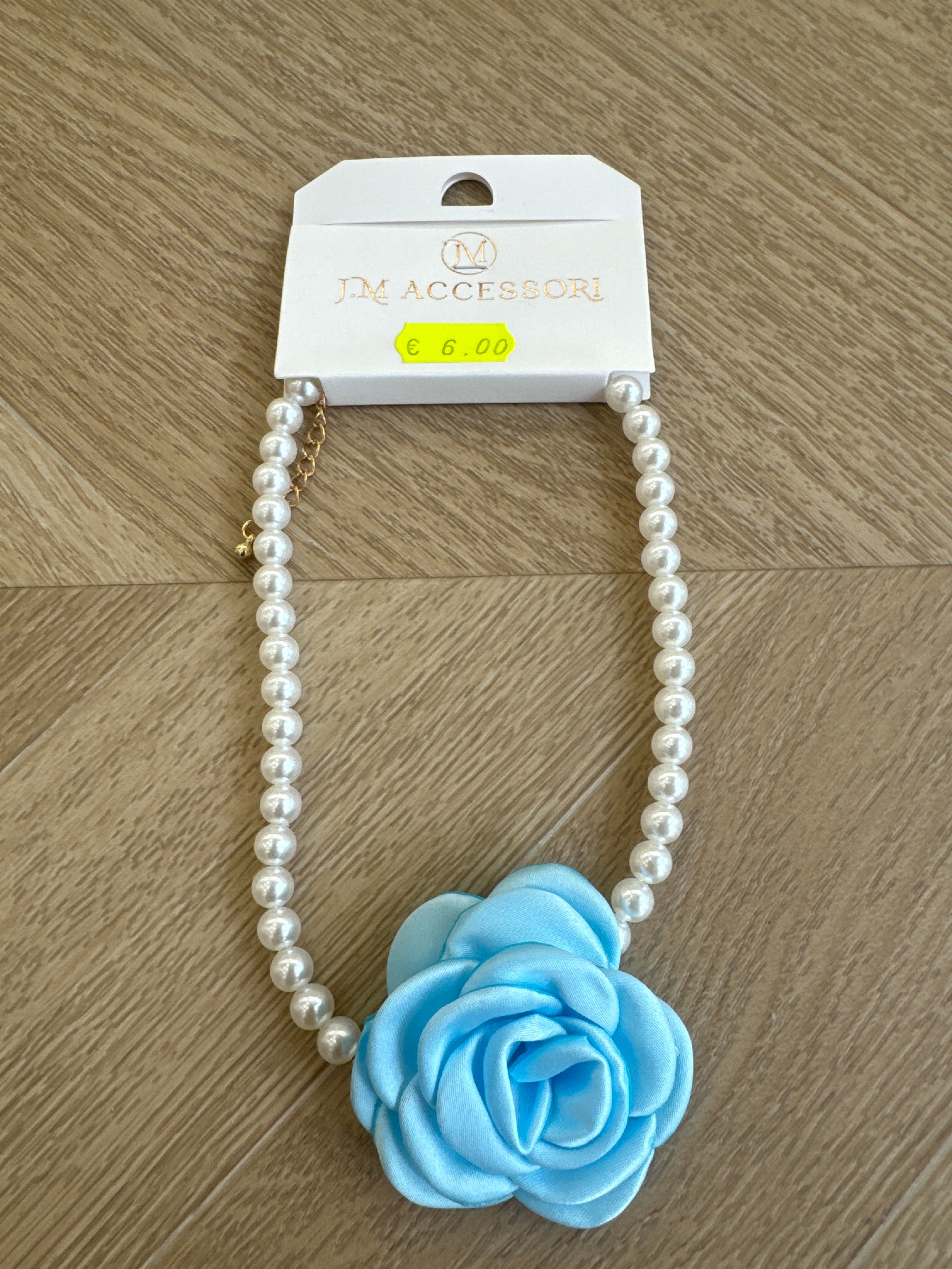 Chocker di perle e fiore celeste