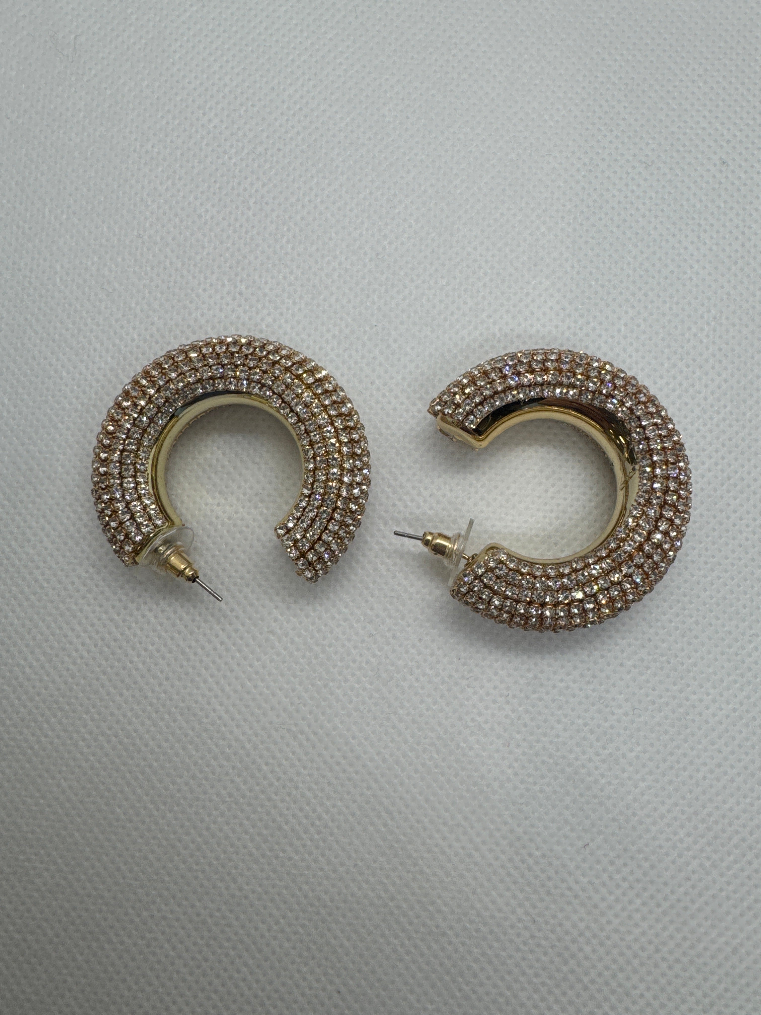 Orecchino mezzo cerchio strass oro