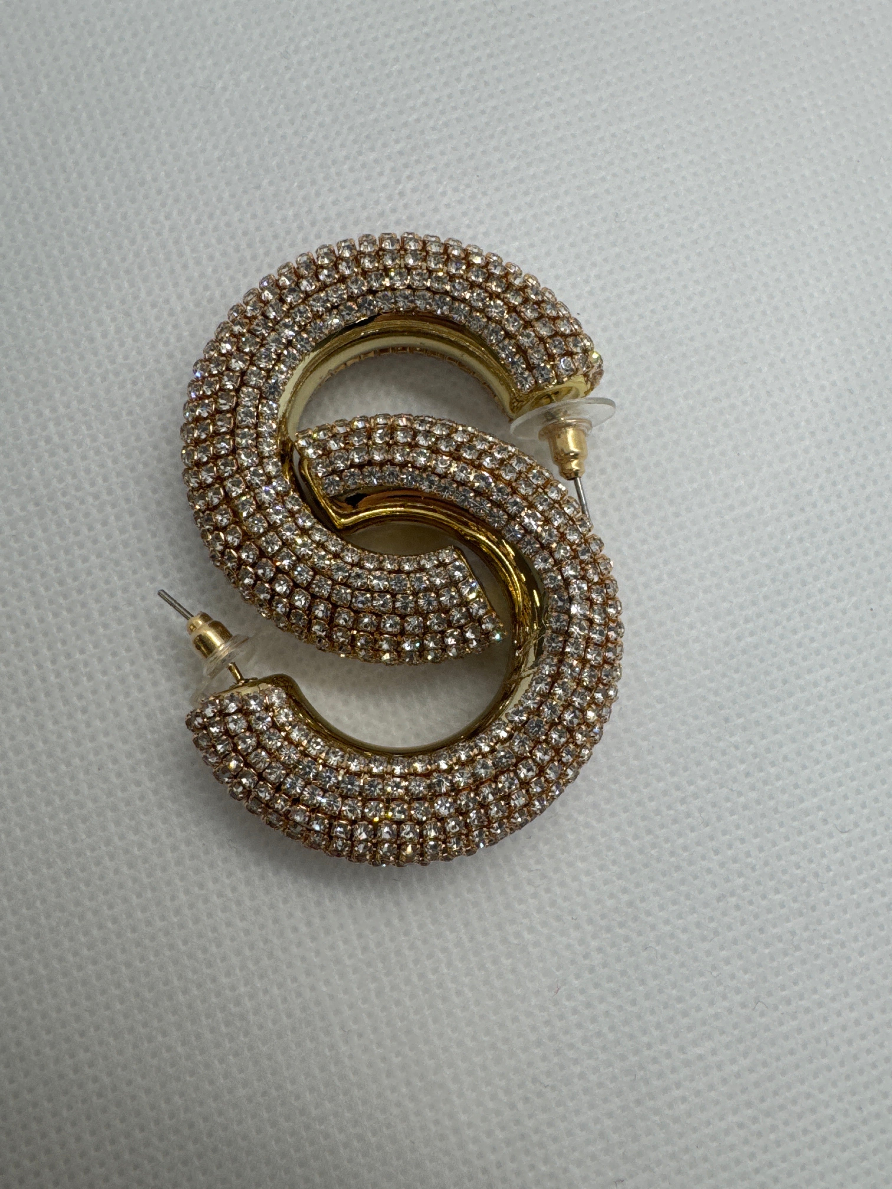 Orecchino mezzo cerchio strass oro
