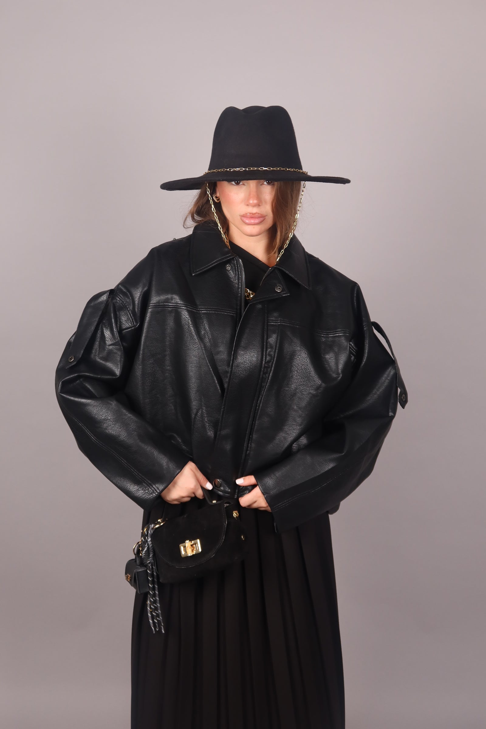 Cappello falda larga con catena nero