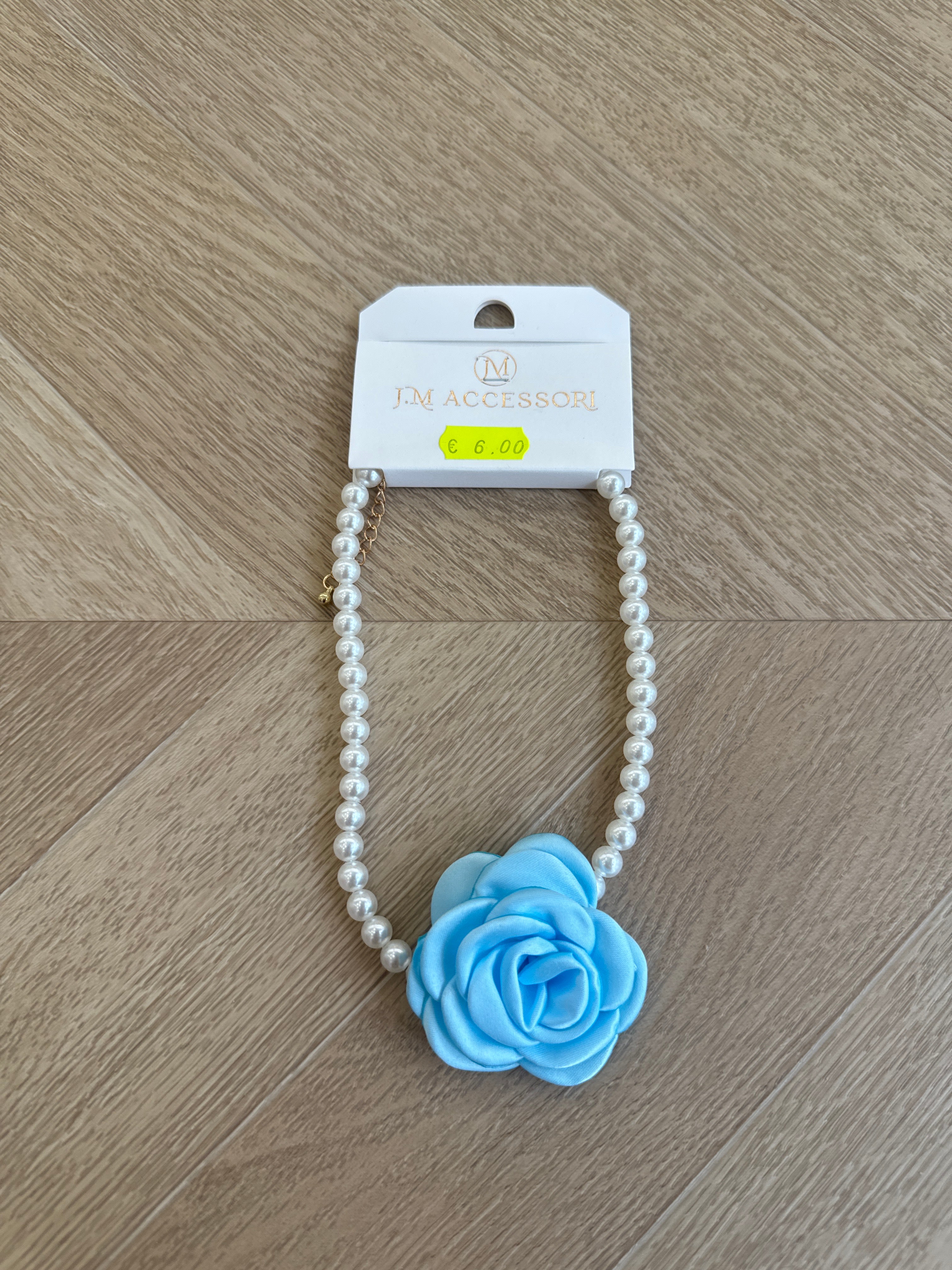 Chocker di perle e fiore celeste
