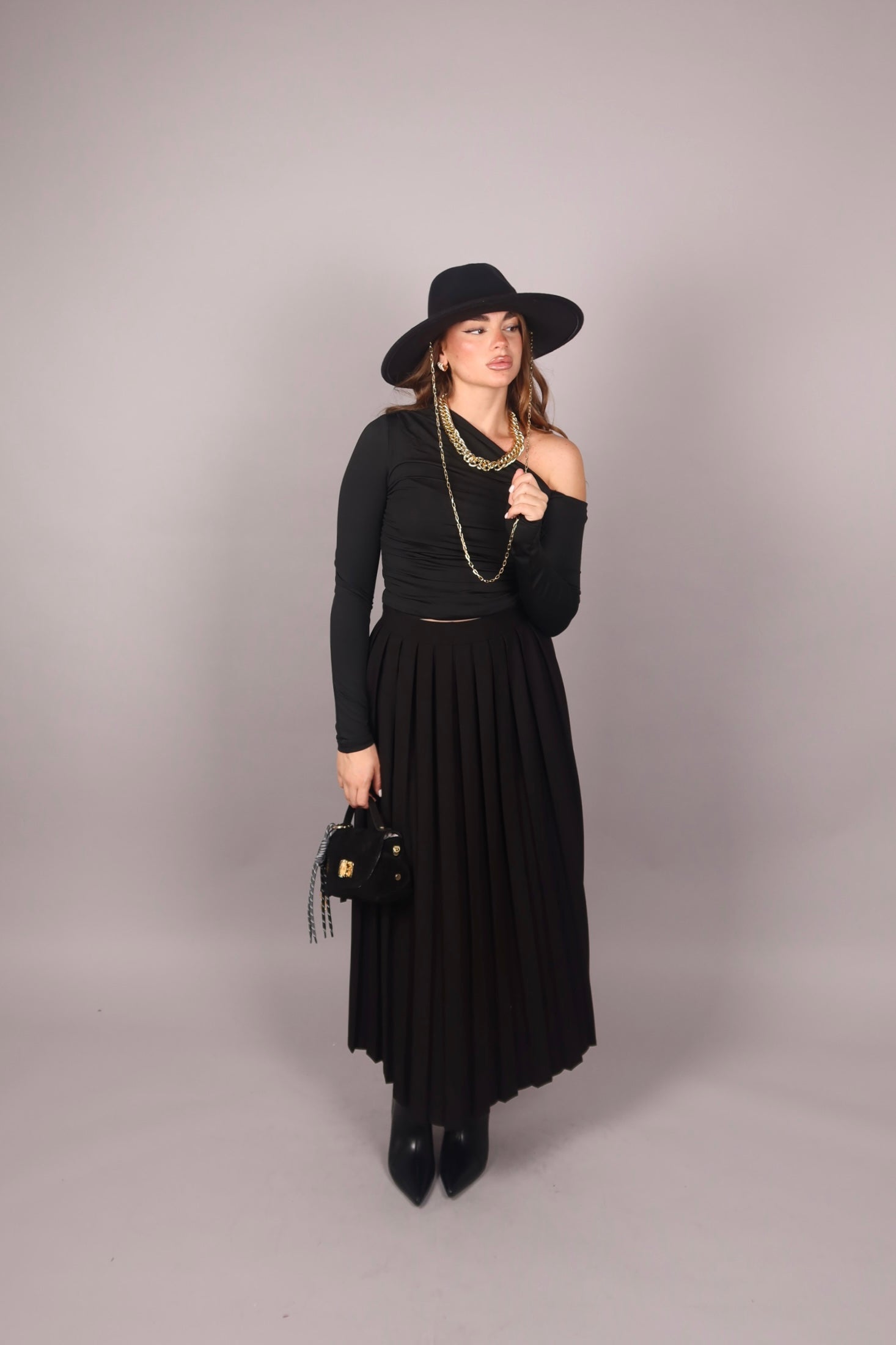 Cappello falda larga con catena nero