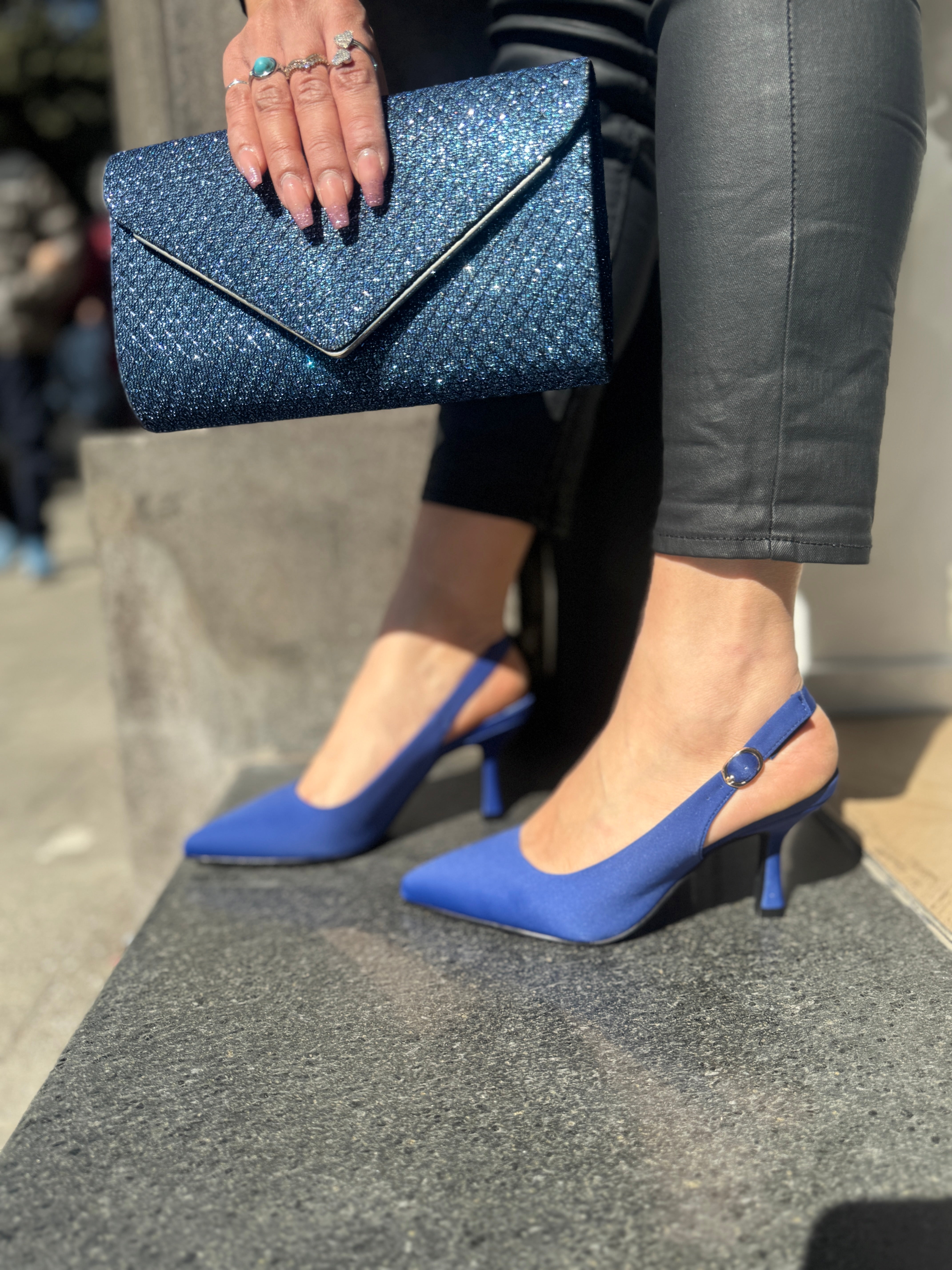 Décolleté in licra blu tacco basso