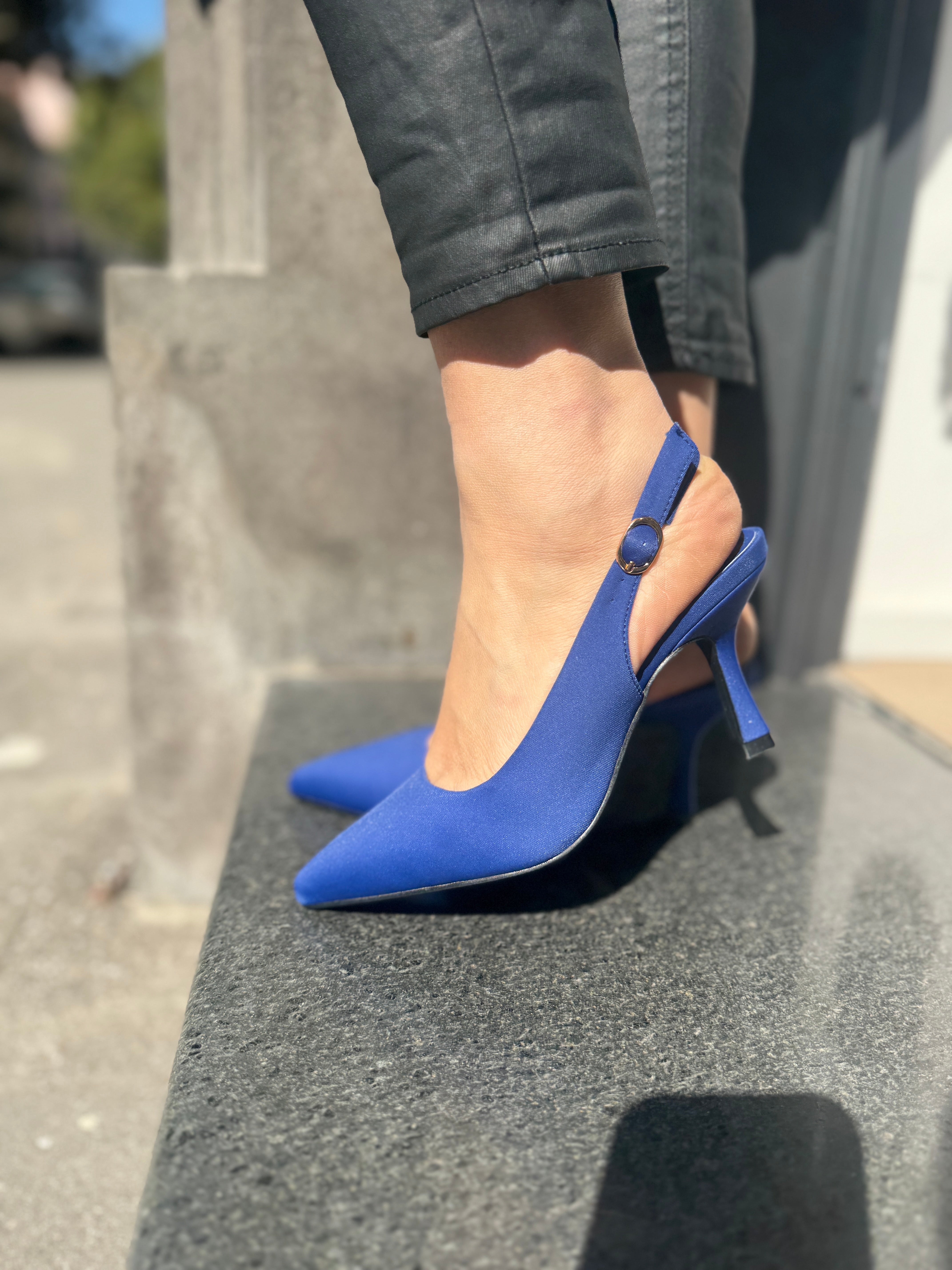 Décolleté in licra blu tacco basso