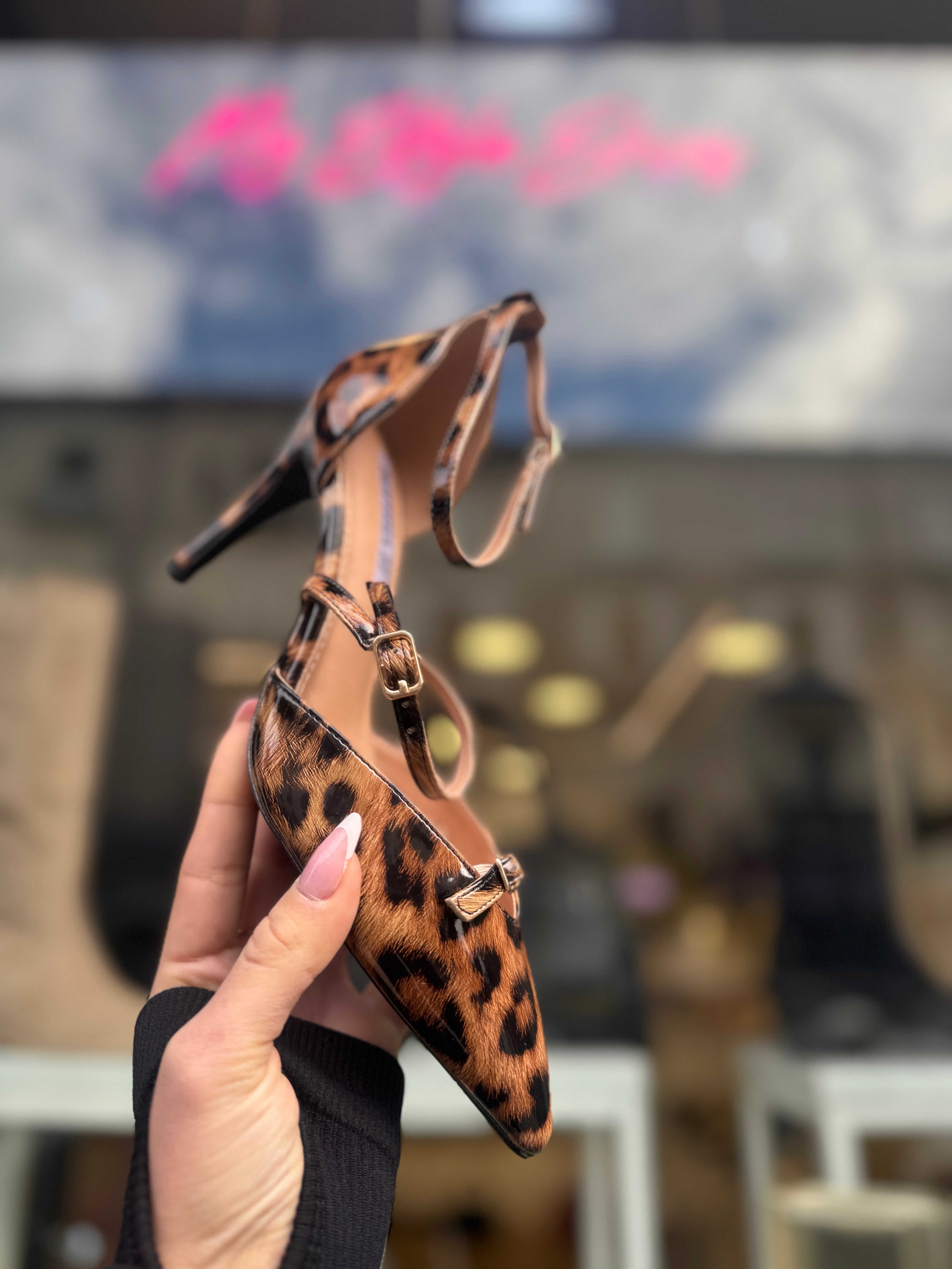Décolleté animalier con fibbie