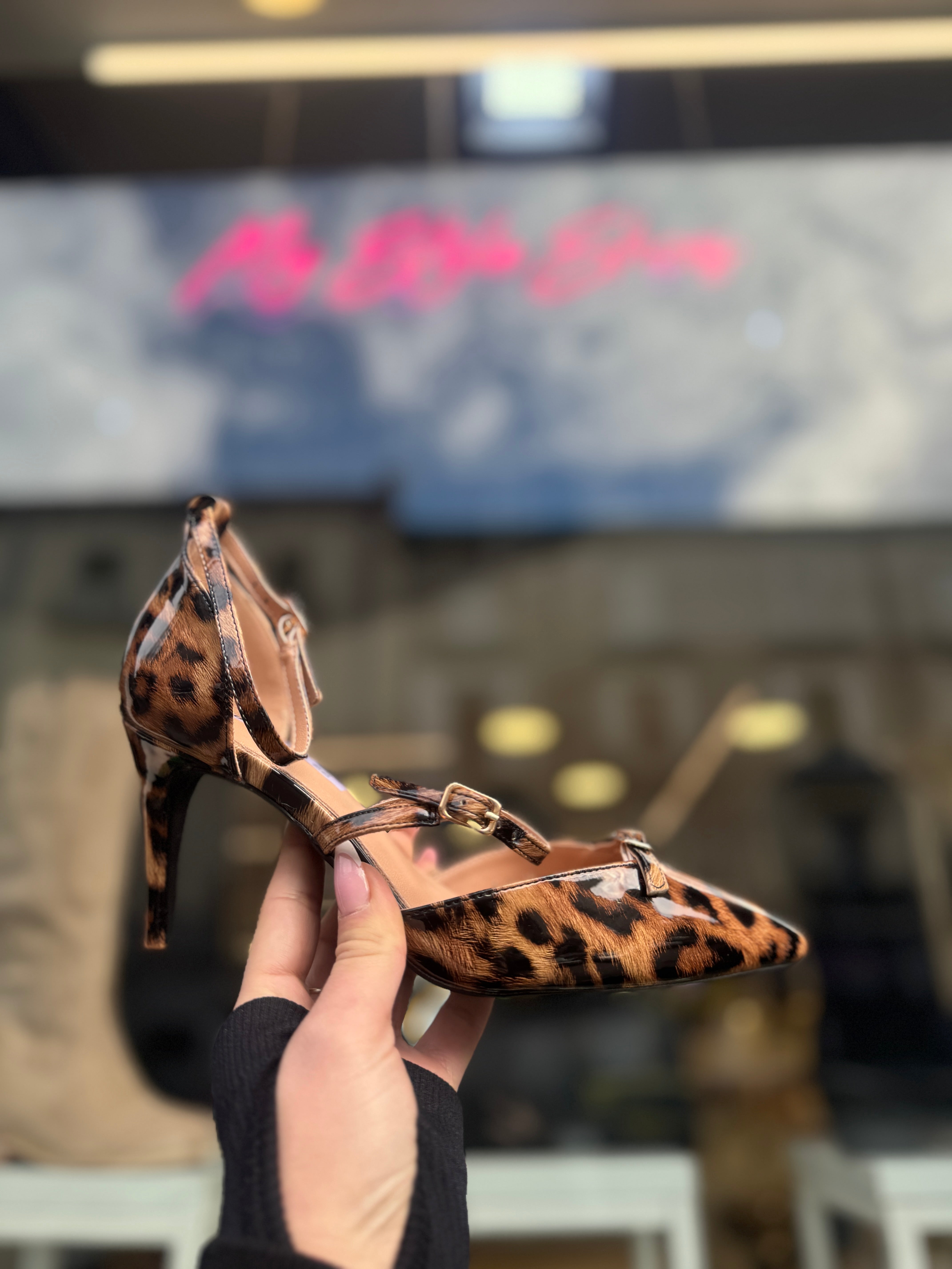 Décolleté animalier con fibbie