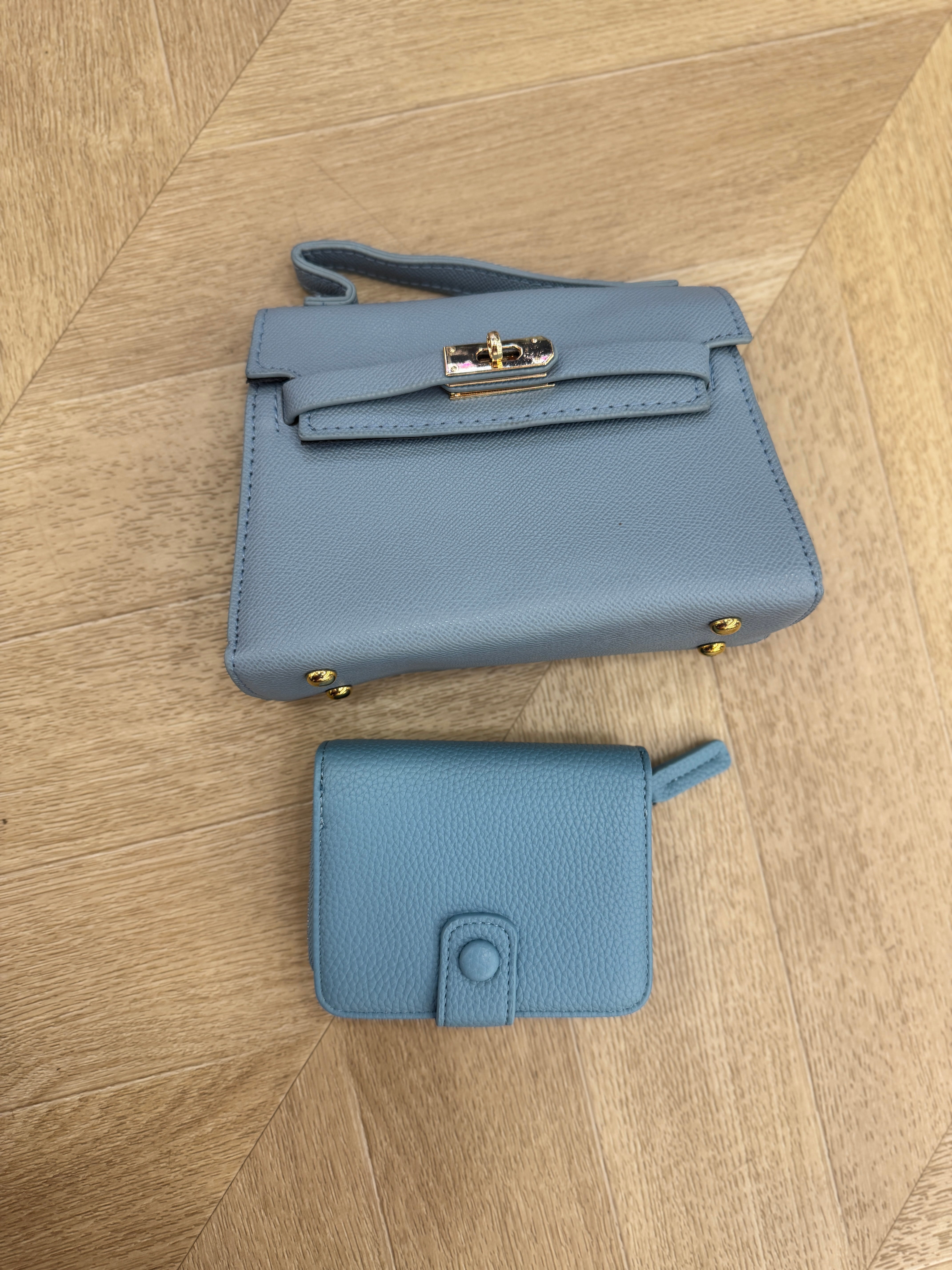 Mini Pochette modello Kelly azzurra
