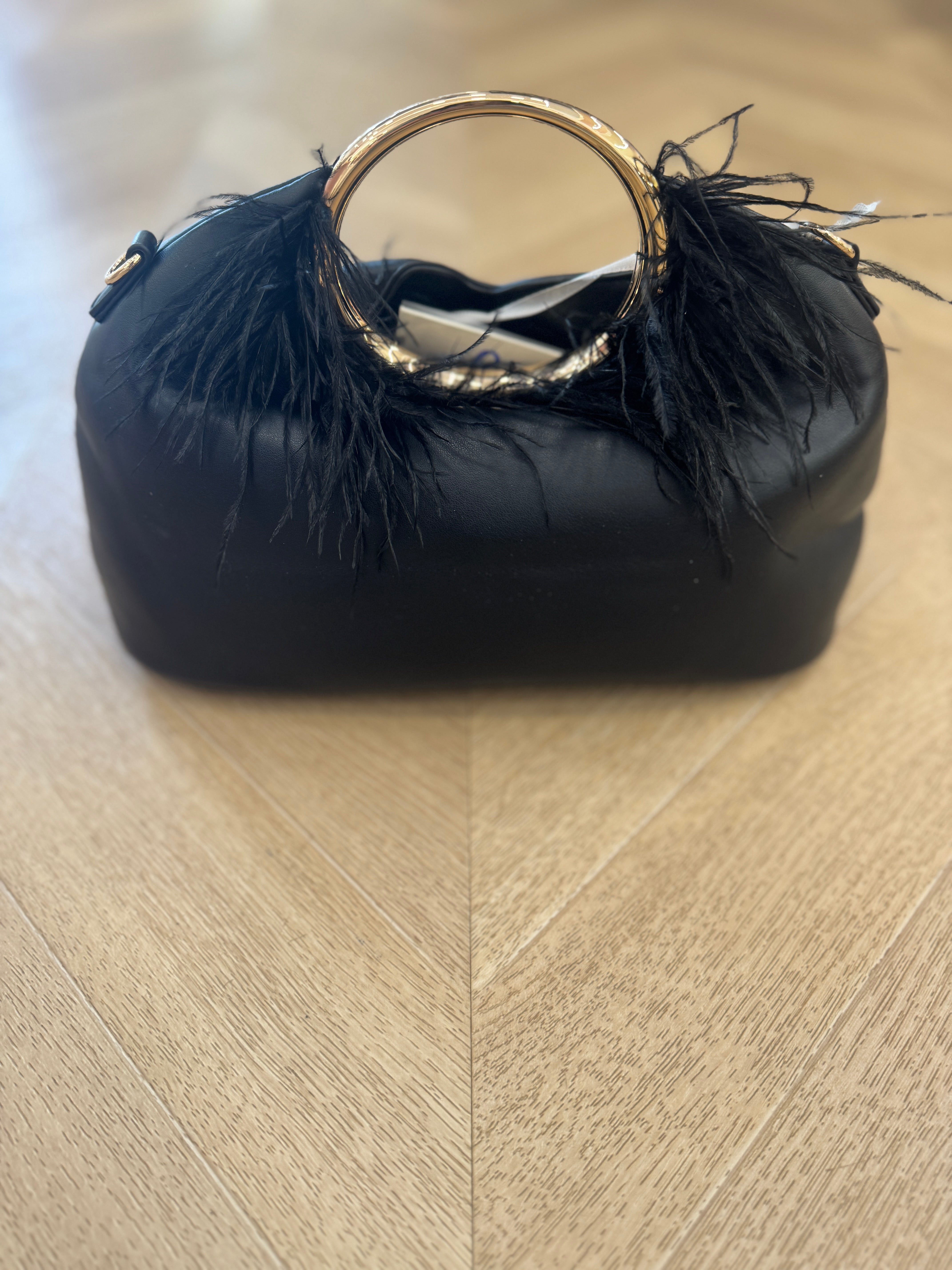 Pochette a mano con piume nera
