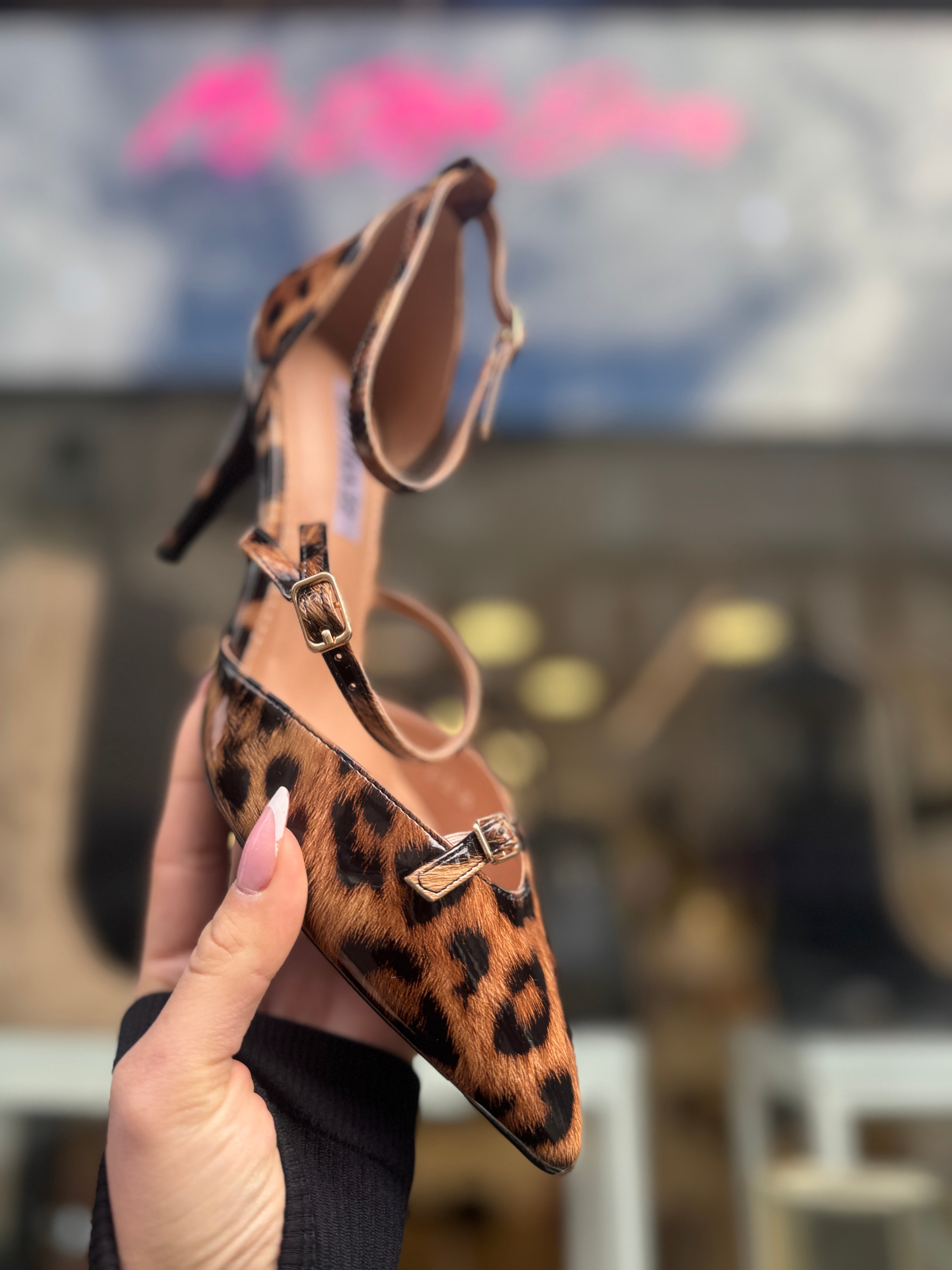 Décolleté animalier con fibbie