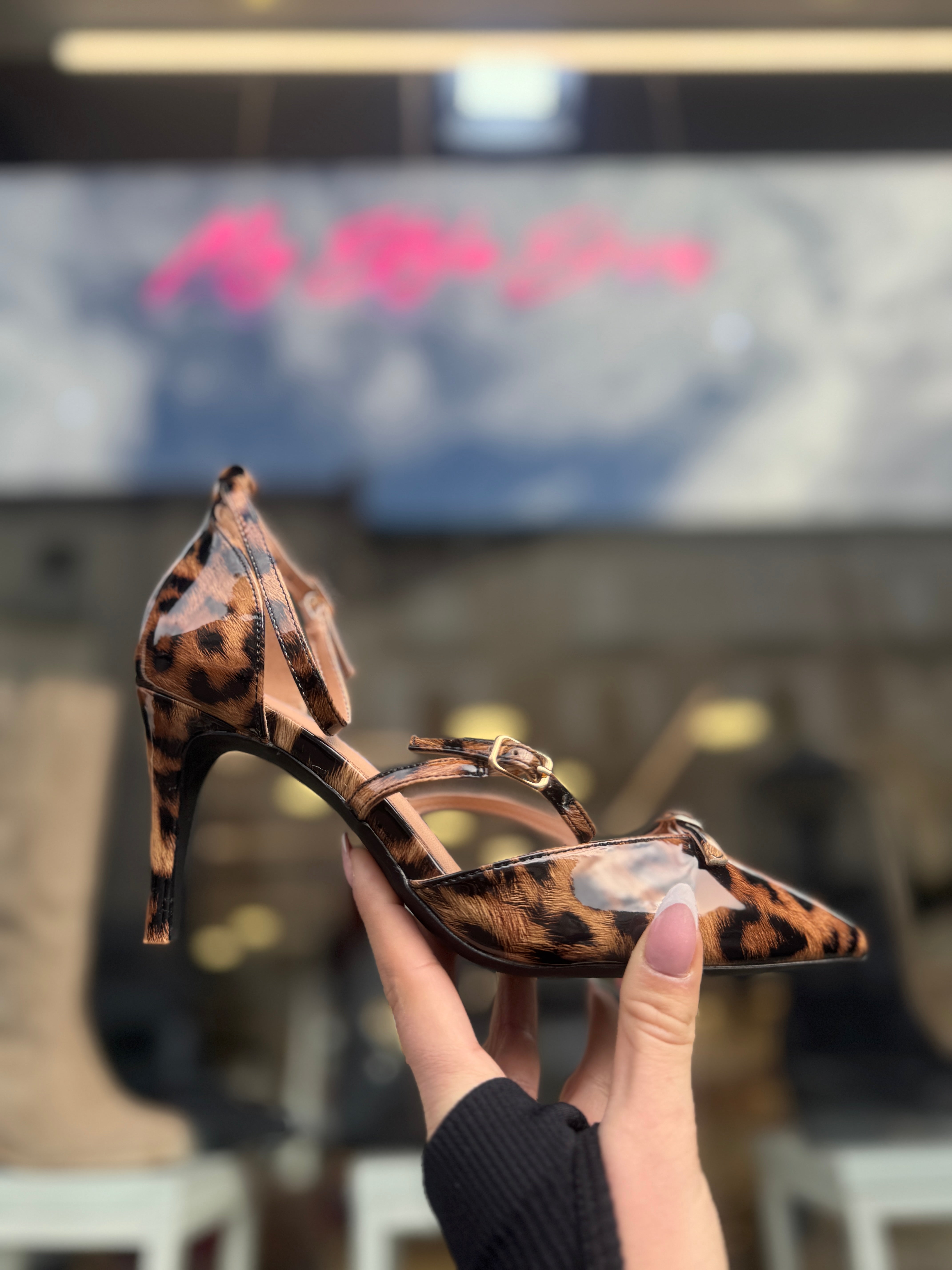 Décolleté animalier con fibbie