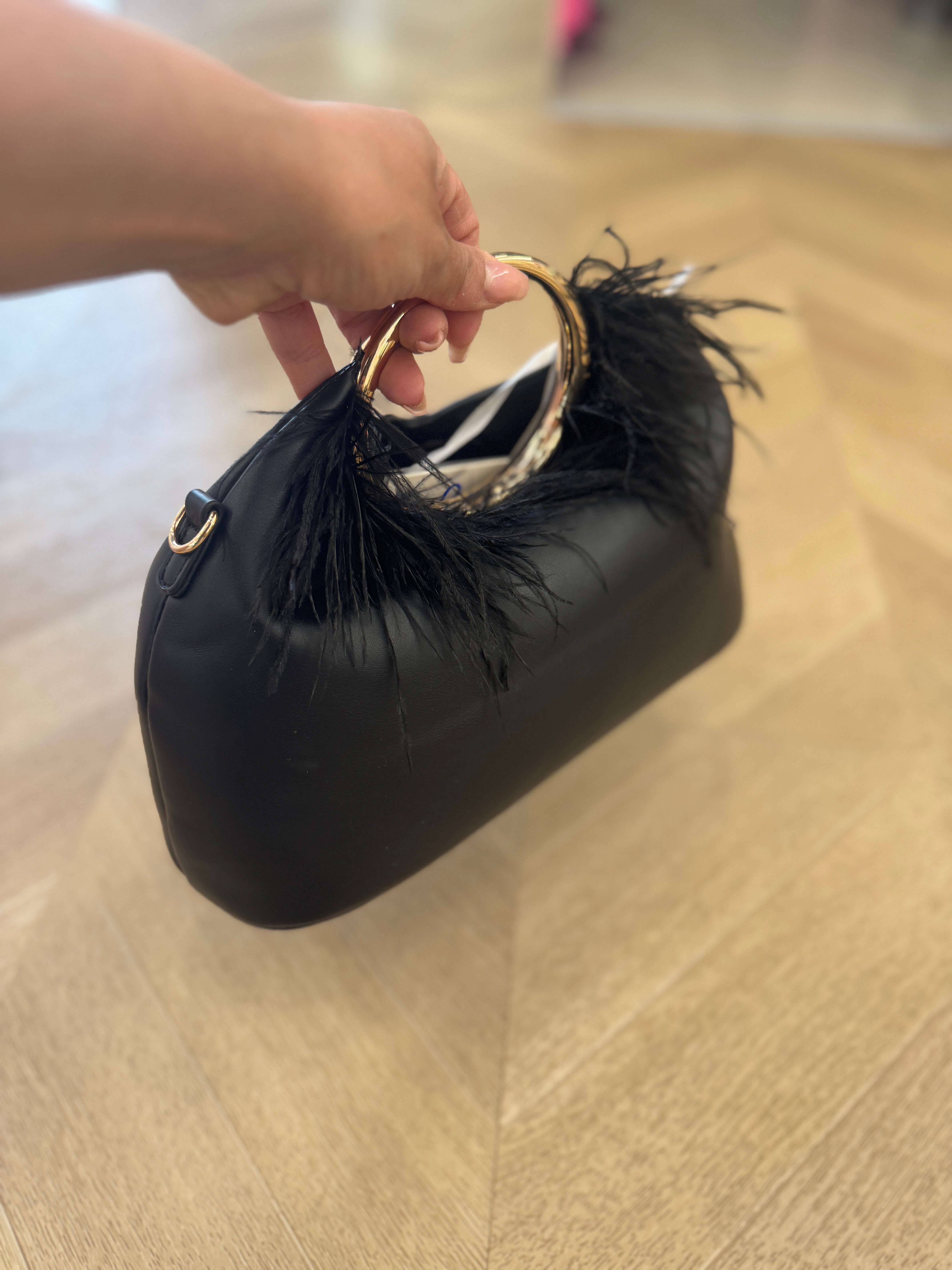 Pochette a mano con piume nera