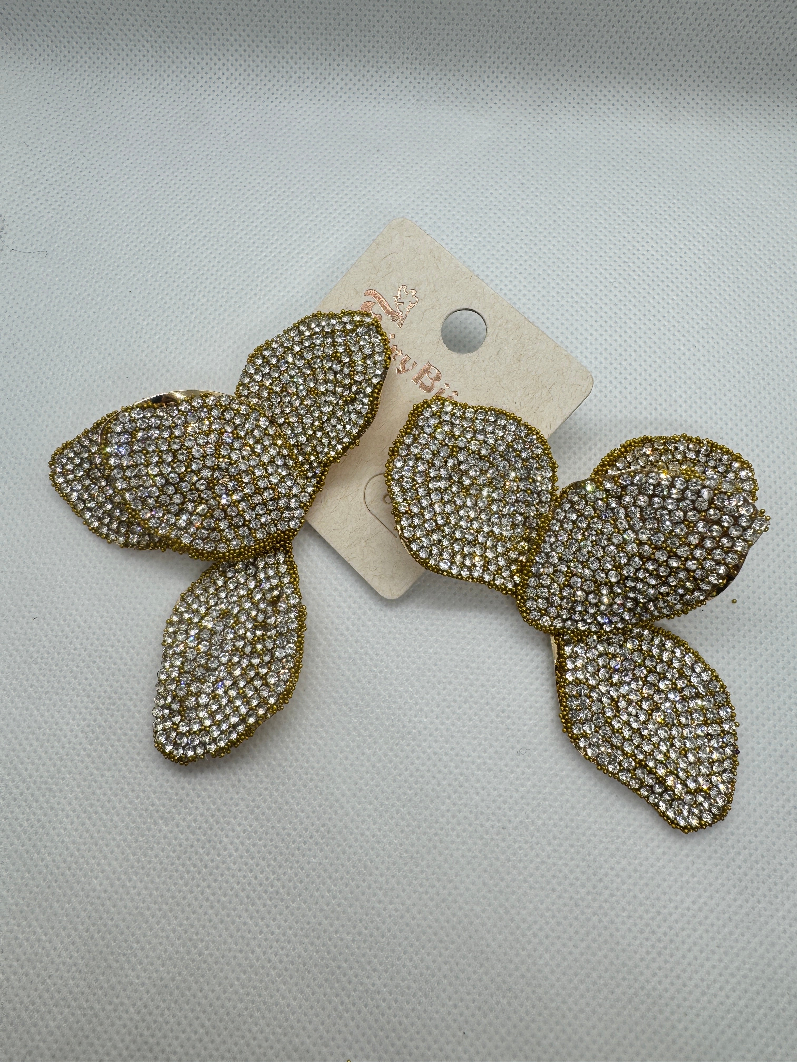 Orecchino mezzo fiore con brillantini oro