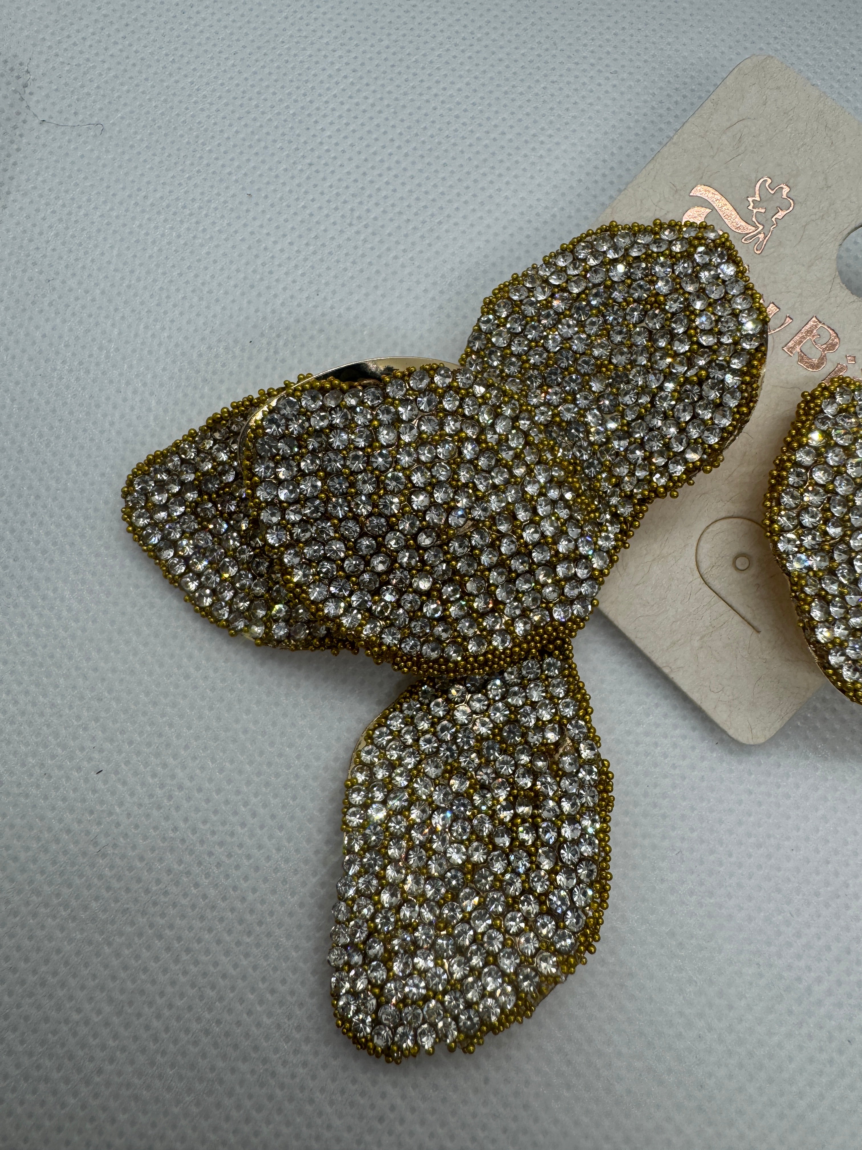 Orecchino mezzo fiore con brillantini oro