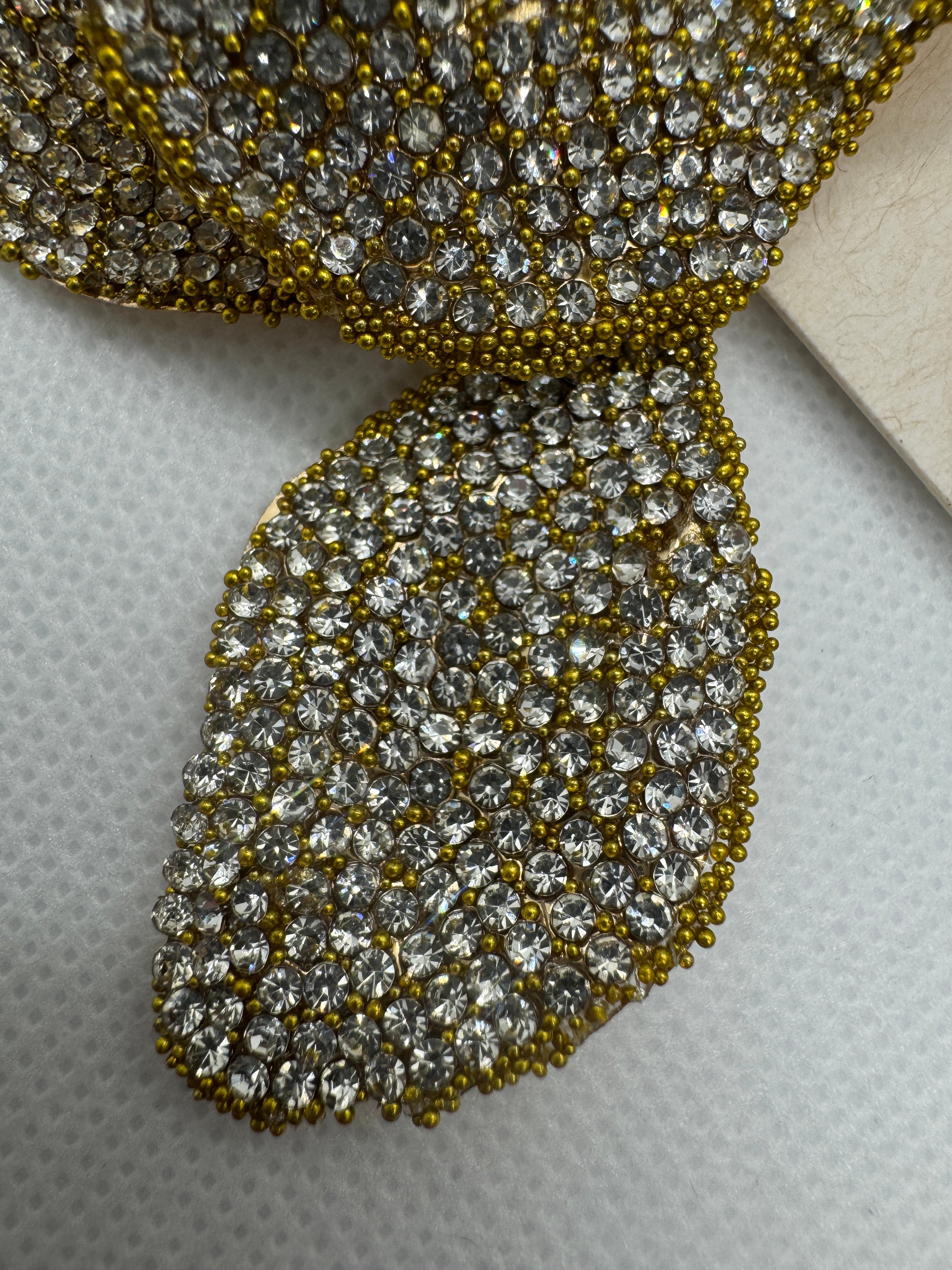 Orecchino mezzo fiore con brillantini oro