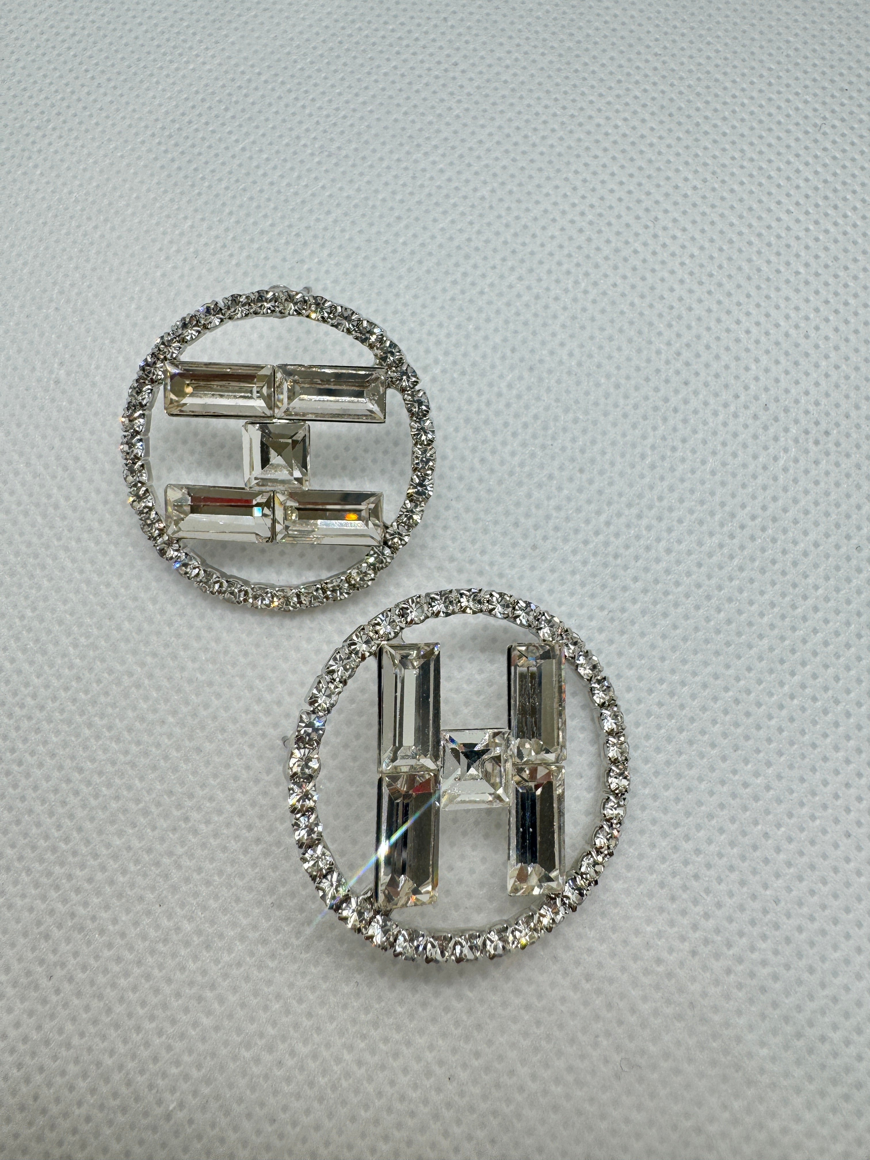 Orecchino H con pietre e micro cristalli argento
