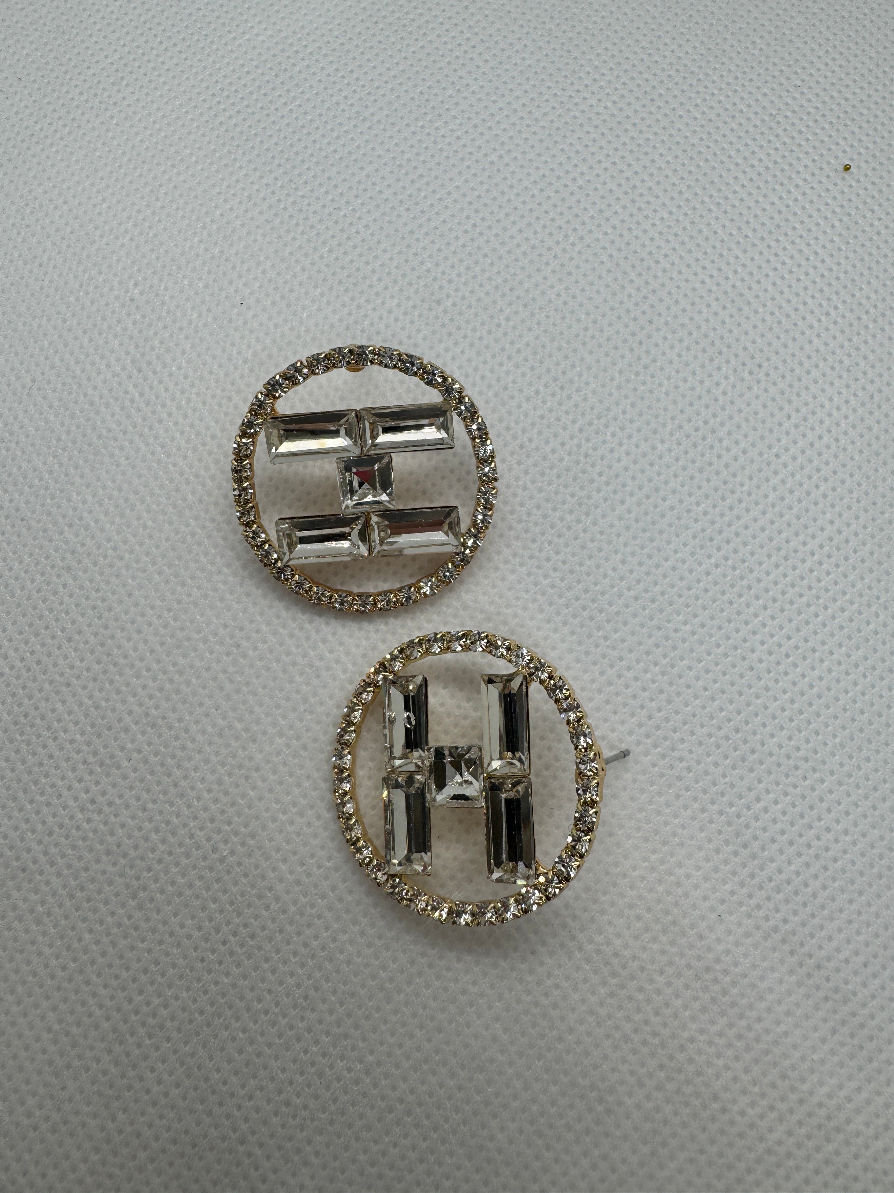 Orecchino H con pietre e micro cristalli oro