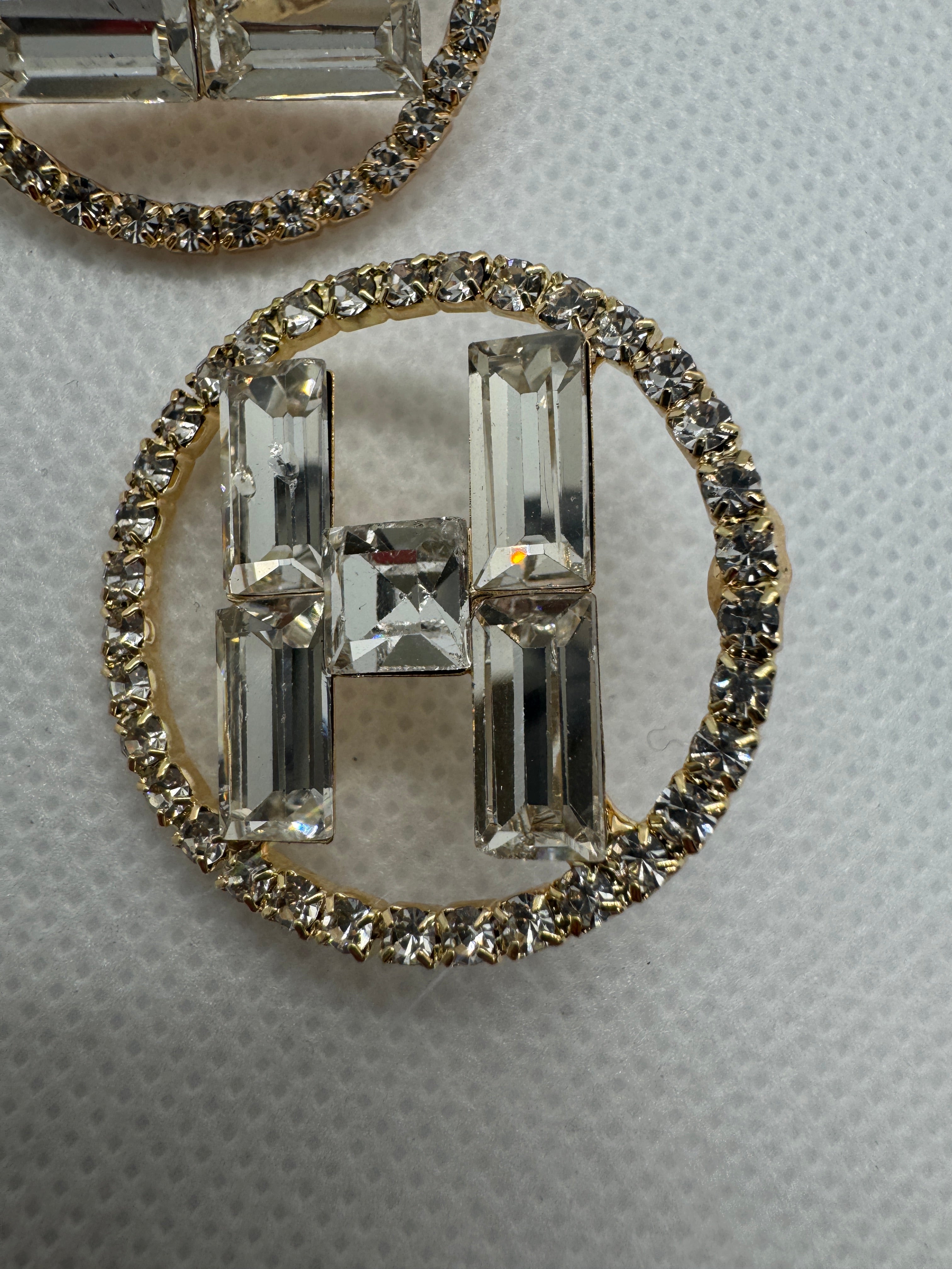 Orecchino H con pietre e micro cristalli oro