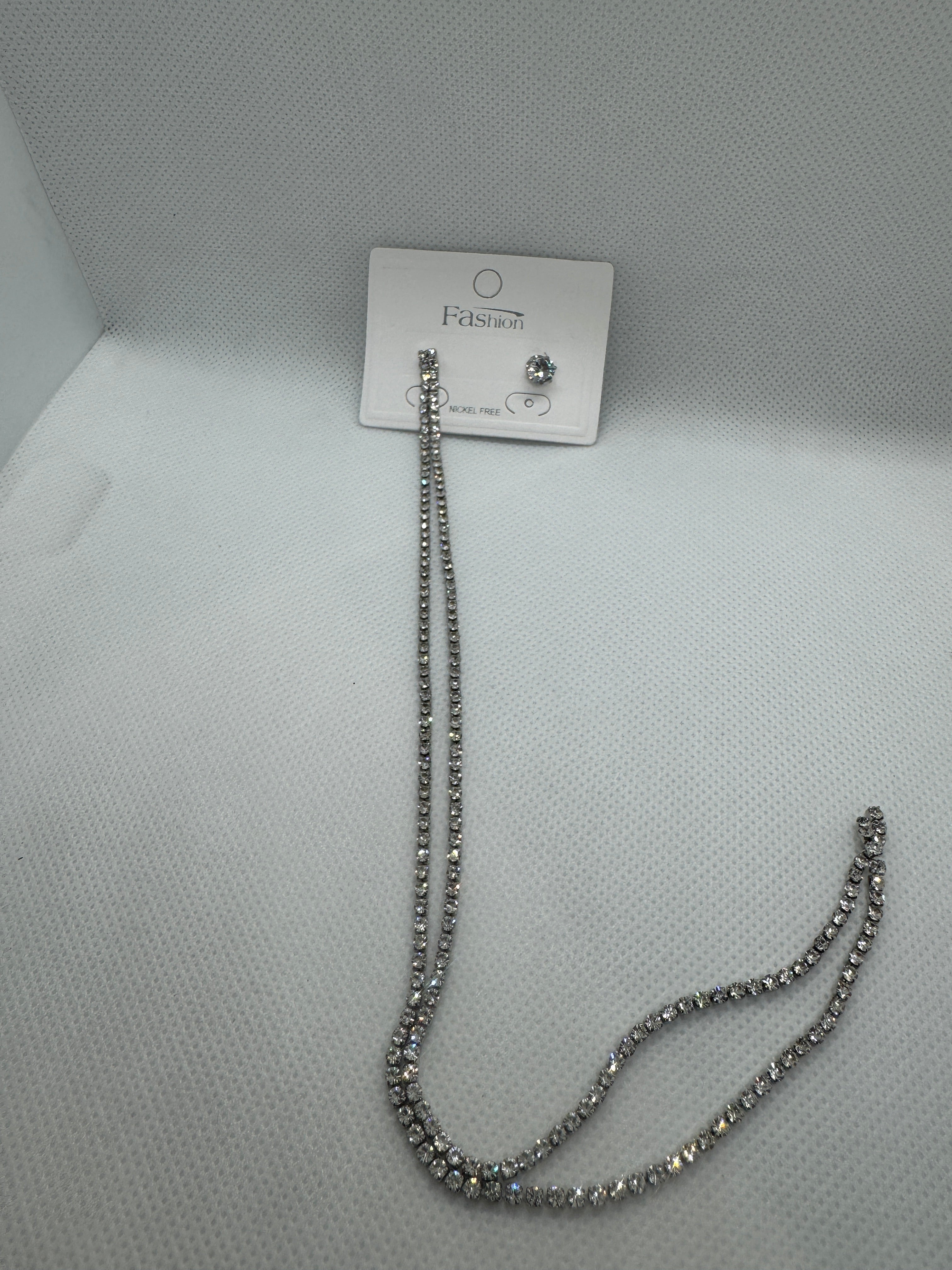 Orecchini lungo con strass e punto luce argento
