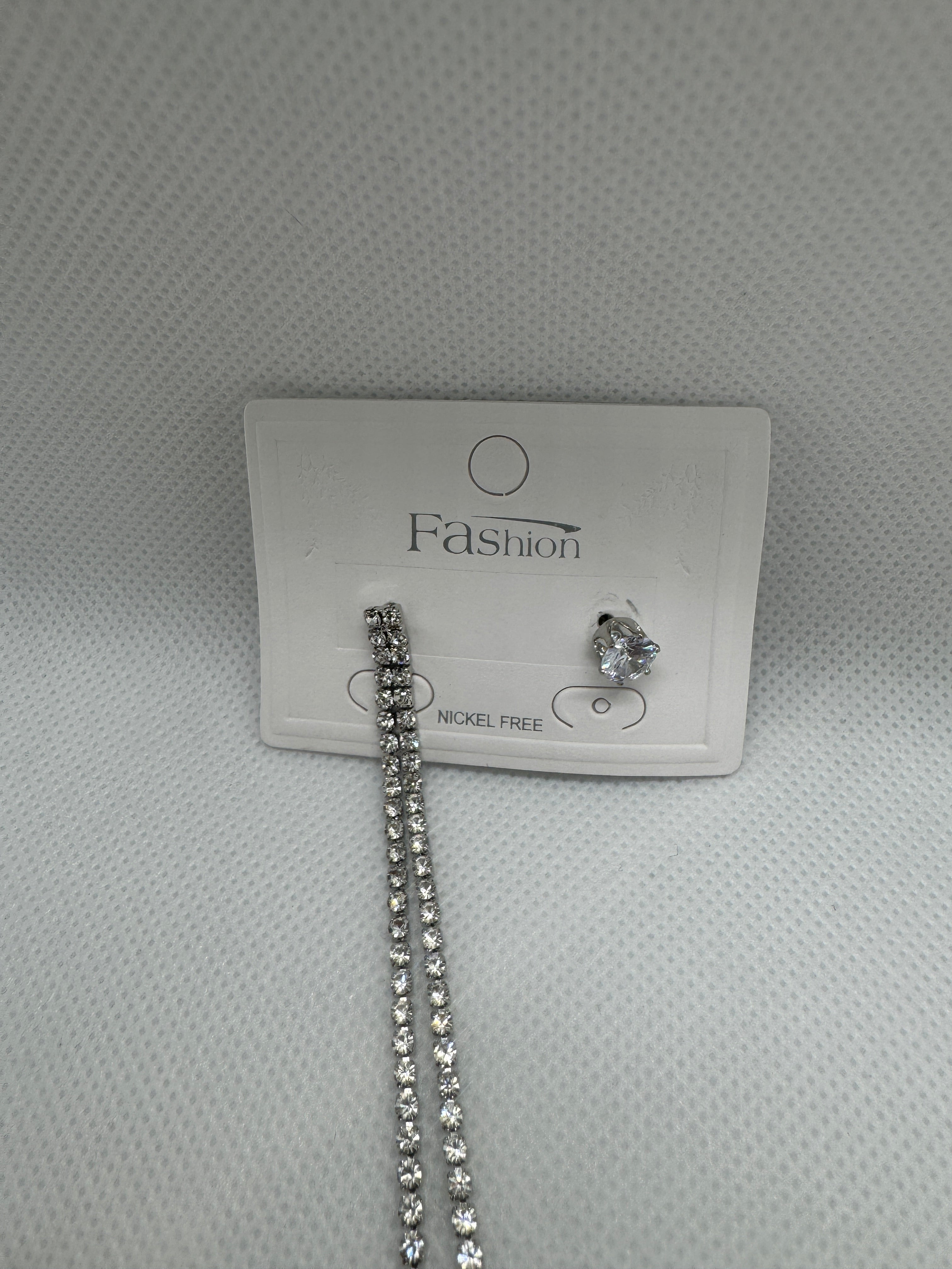 Orecchini lungo con strass e punto luce argento