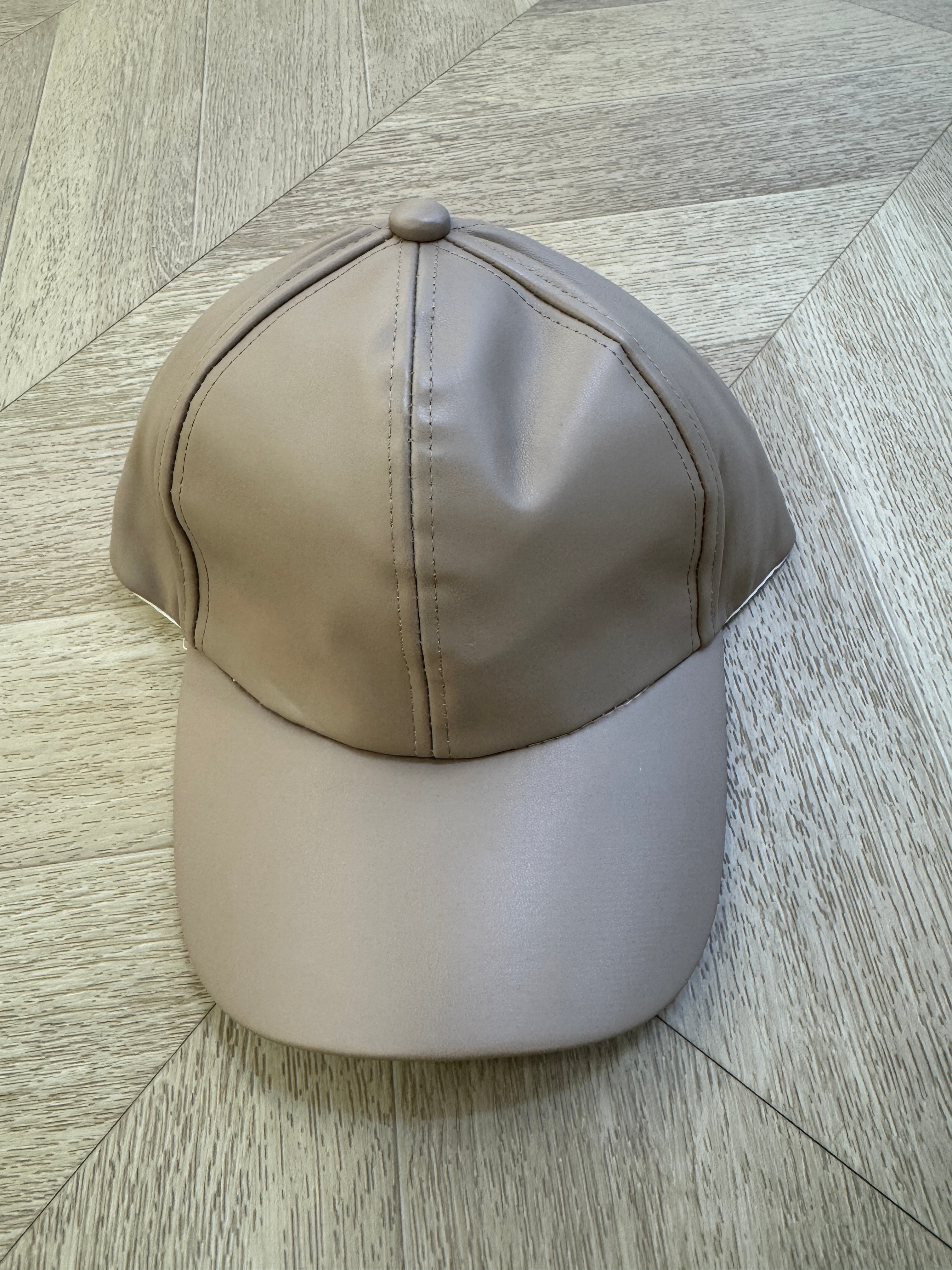 Berretto in ecopelle beige