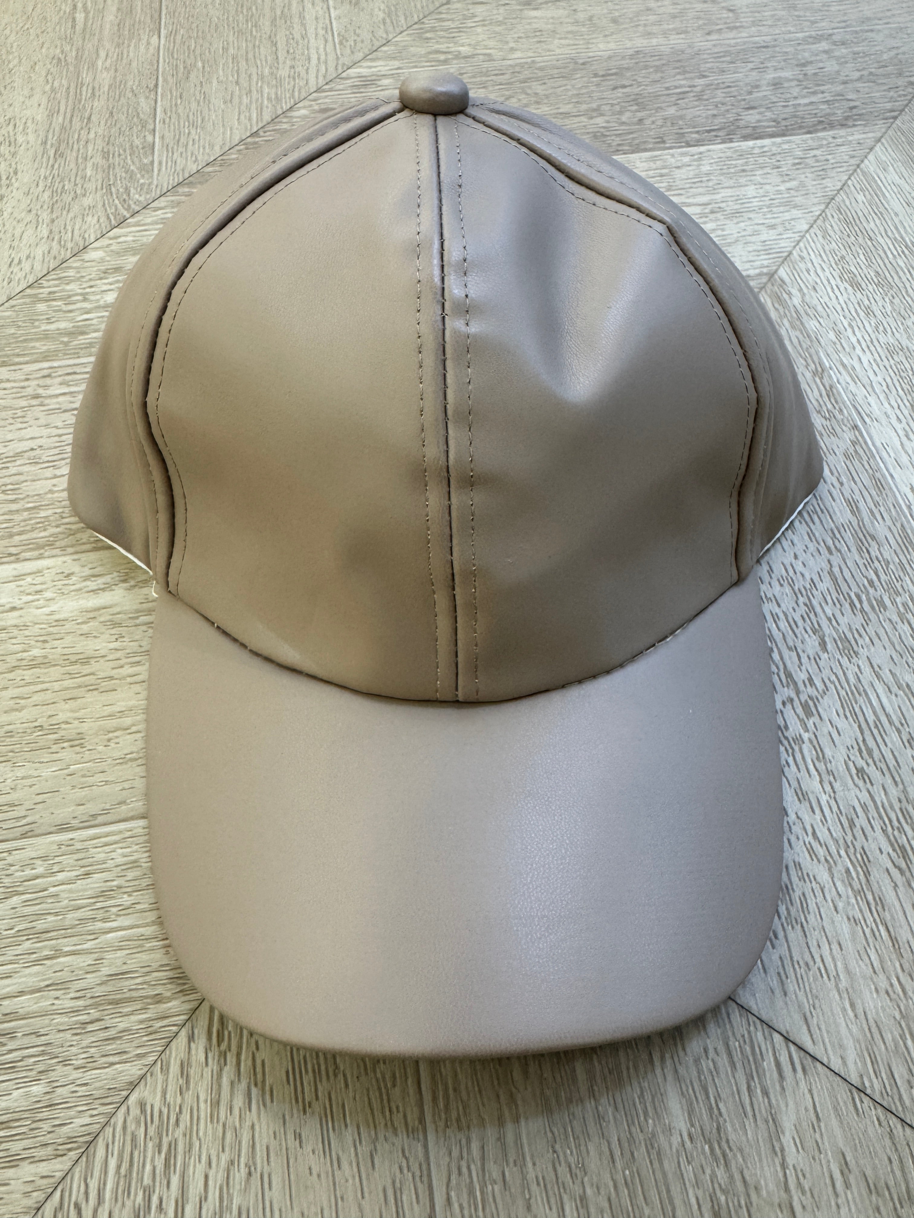 Berretto in ecopelle beige