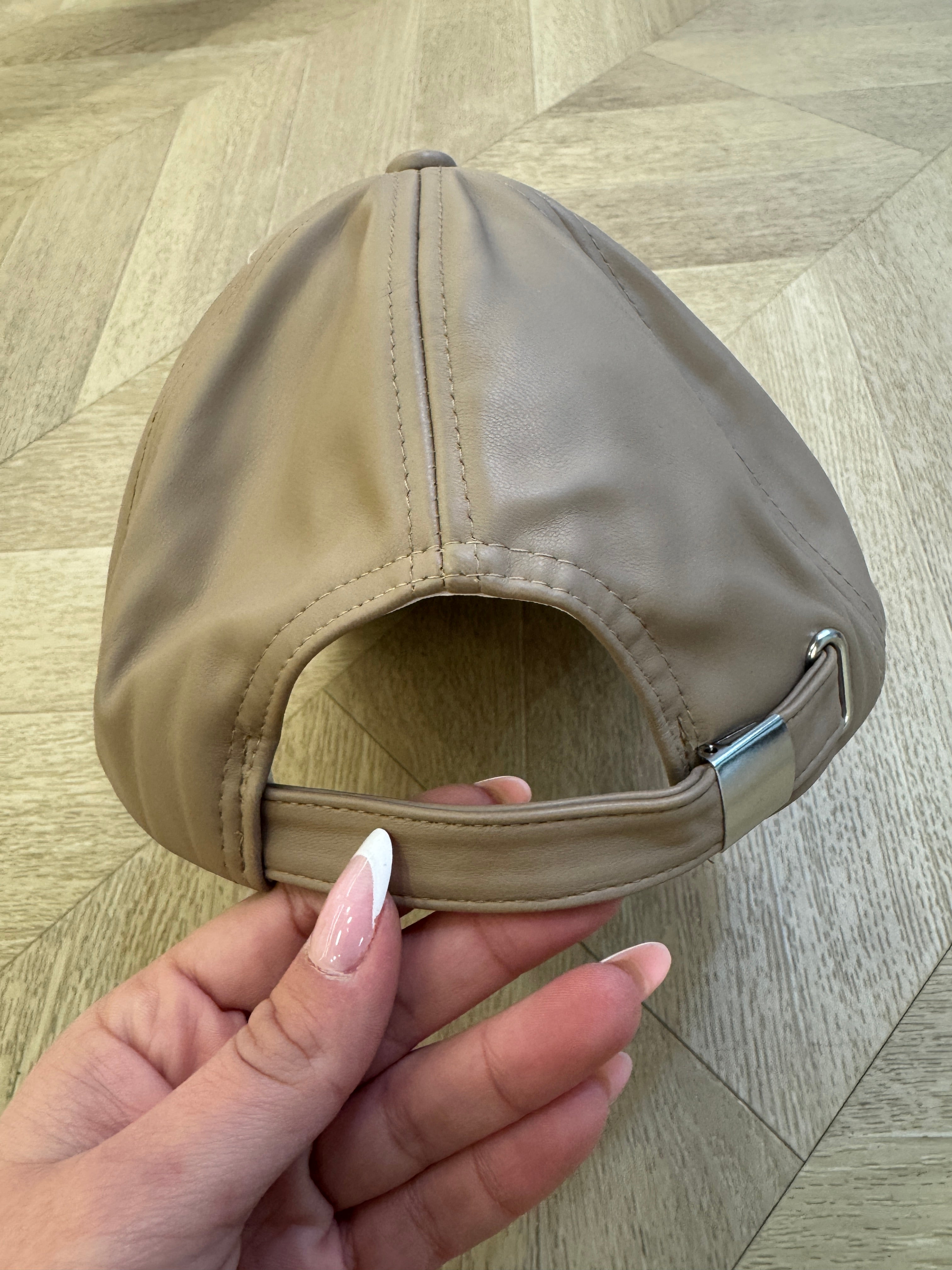 Berretto in ecopelle beige