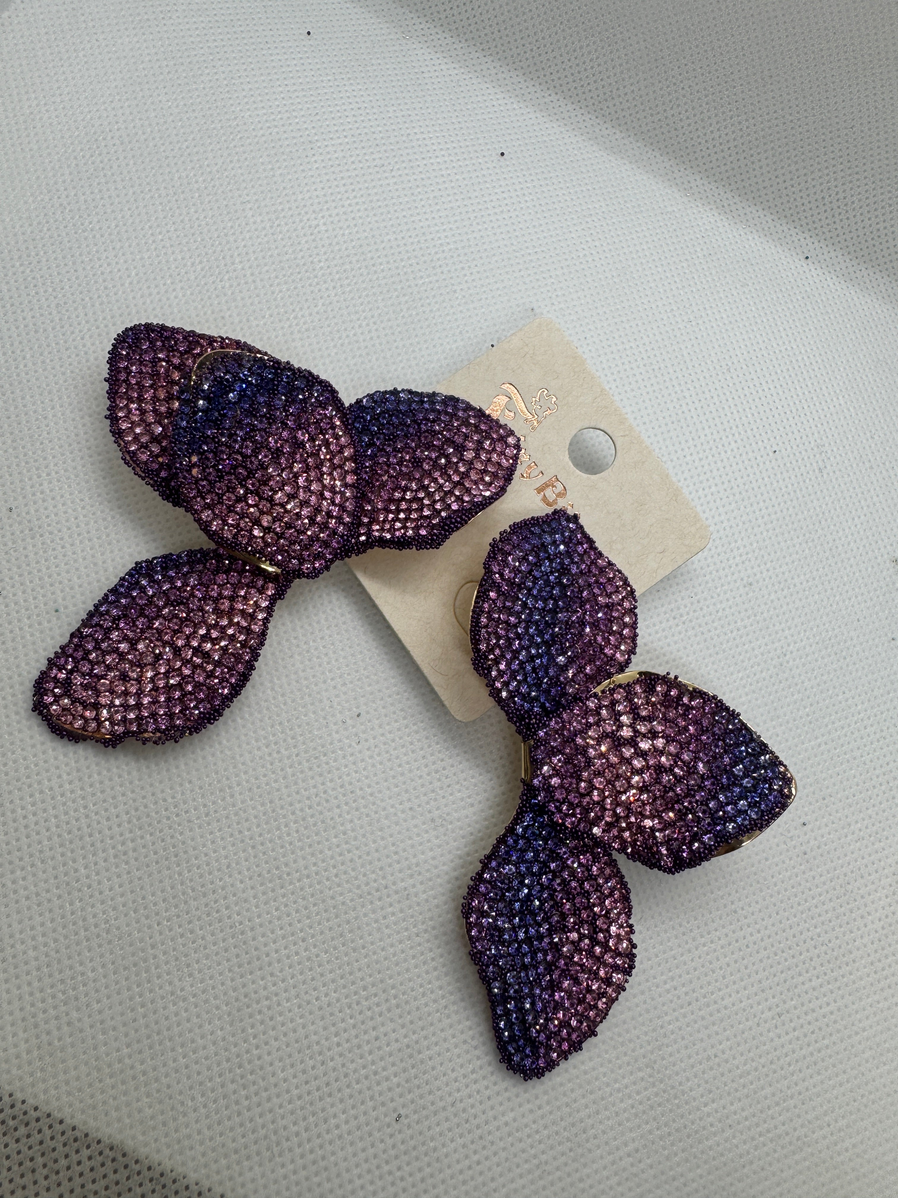 Orecchino mezzo fiore con brillantini viola con sfumature lilla