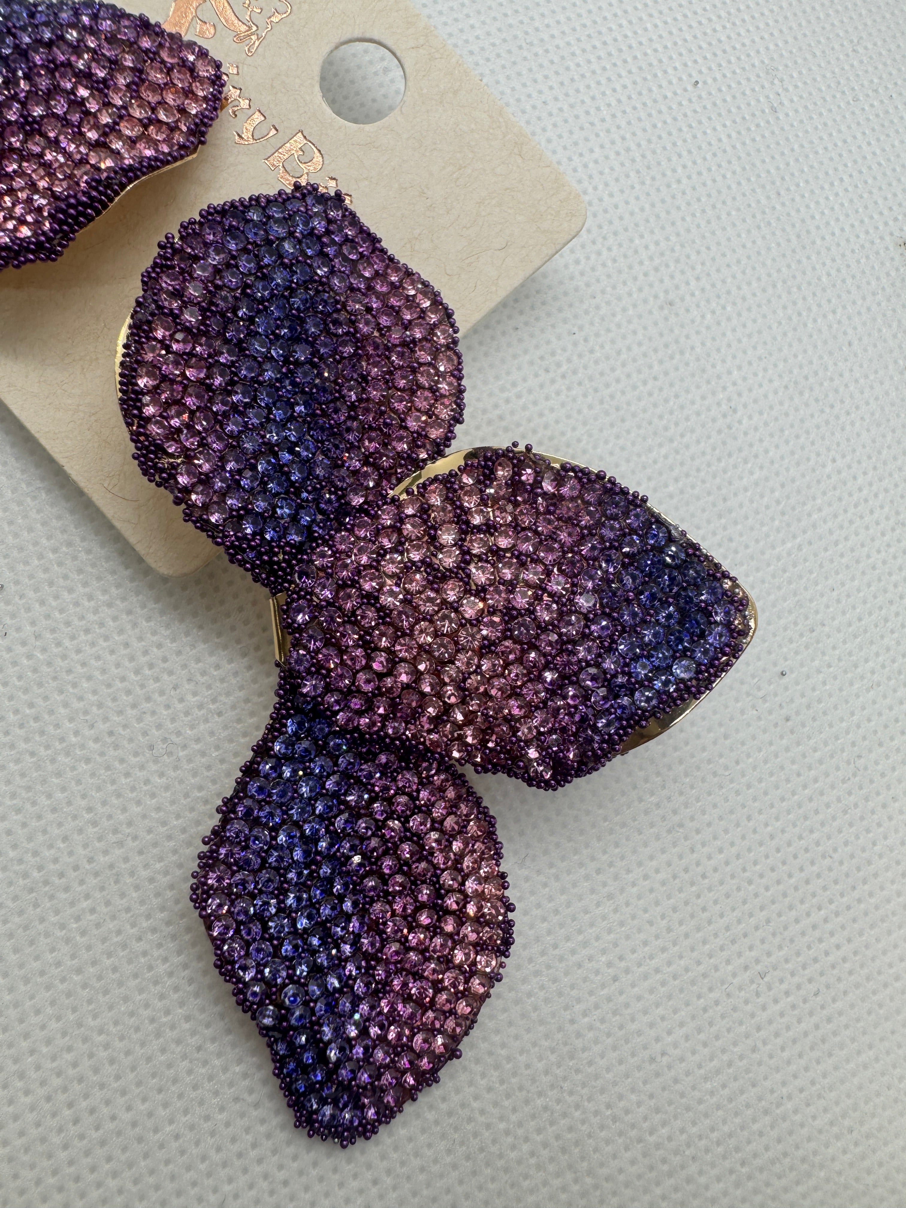 Orecchino mezzo fiore con brillantini viola con sfumature lilla