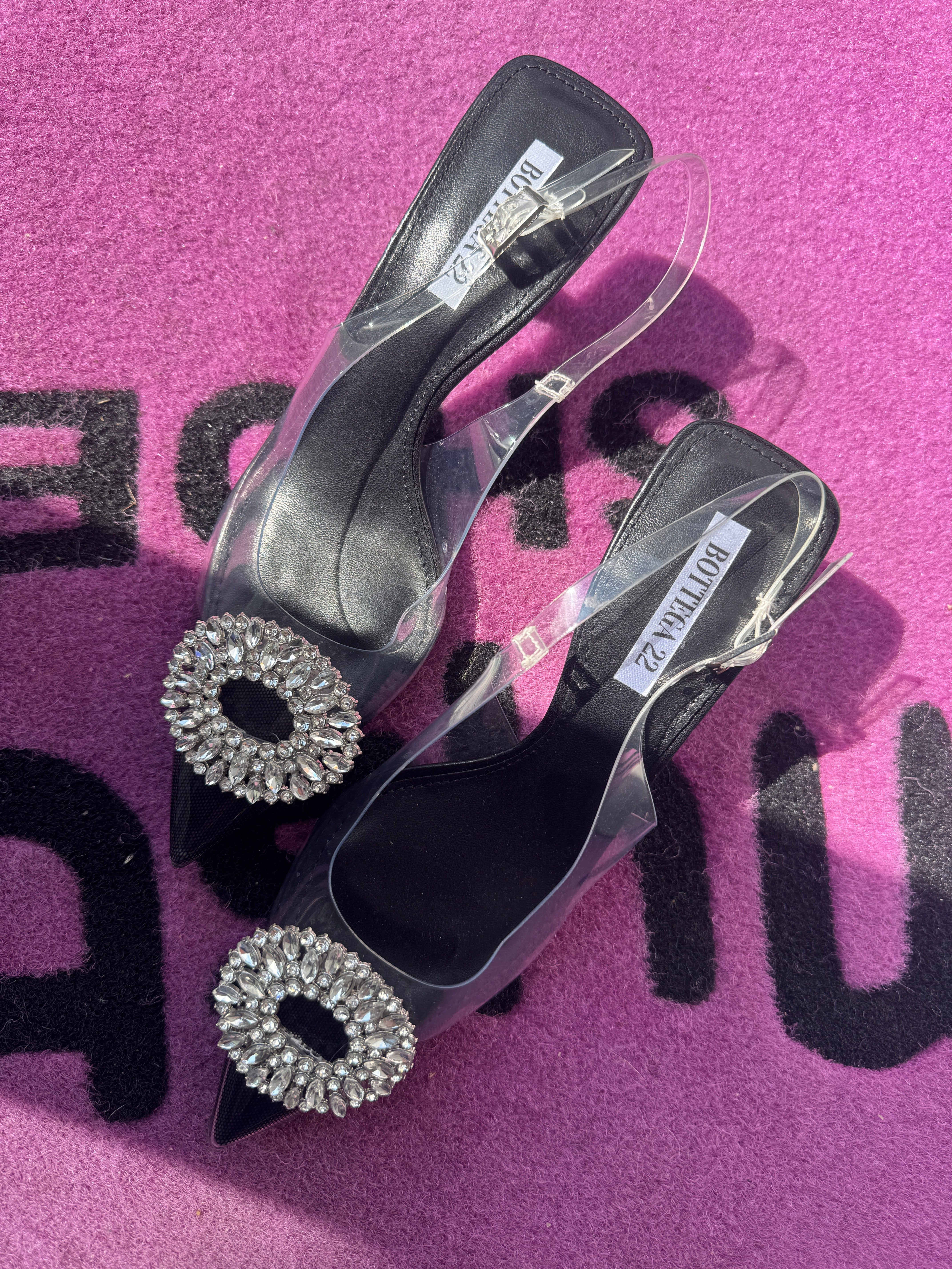 Décolleté tacco basso con accessorio nero