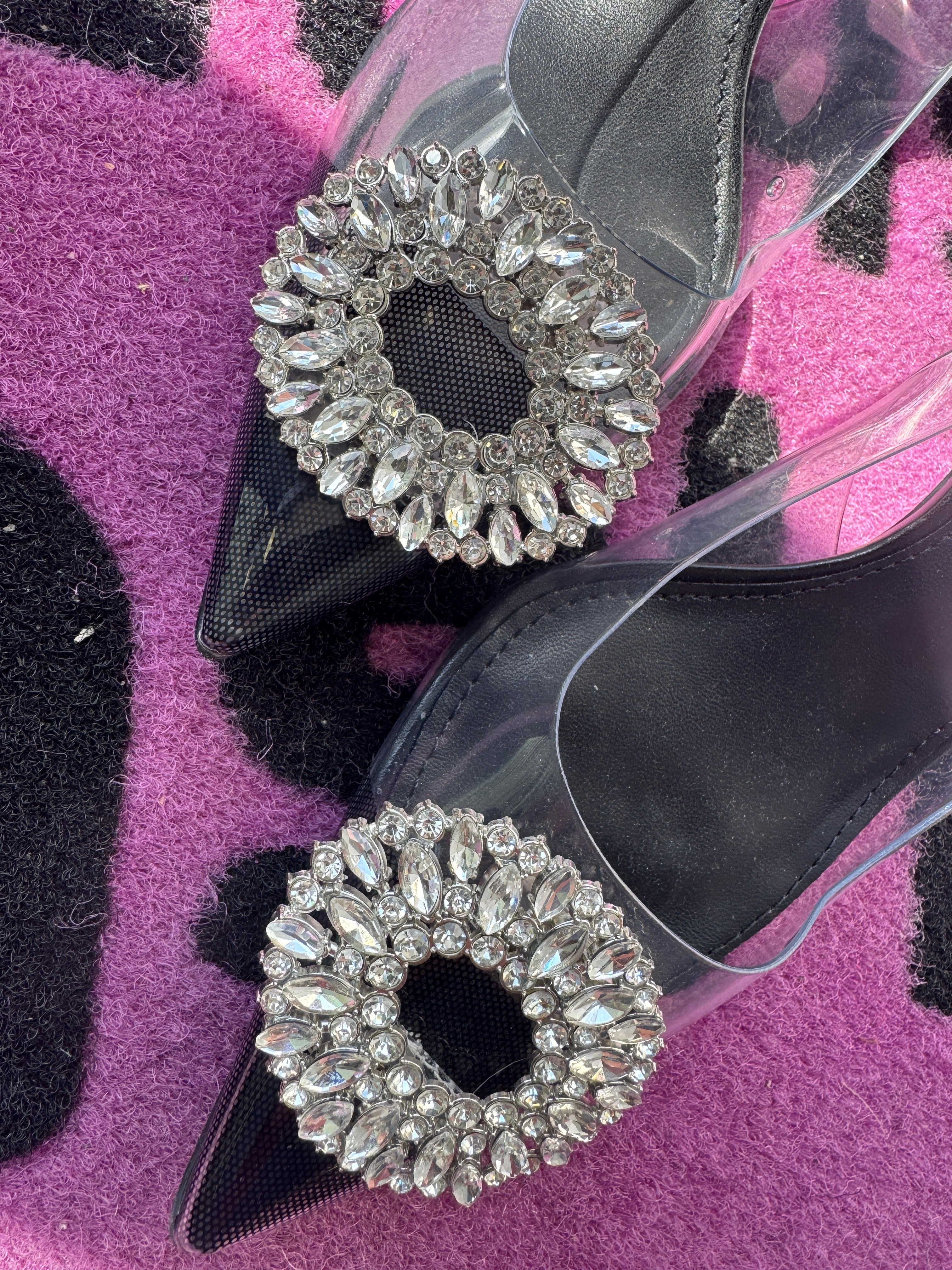 Décolleté tacco basso con accessorio nero