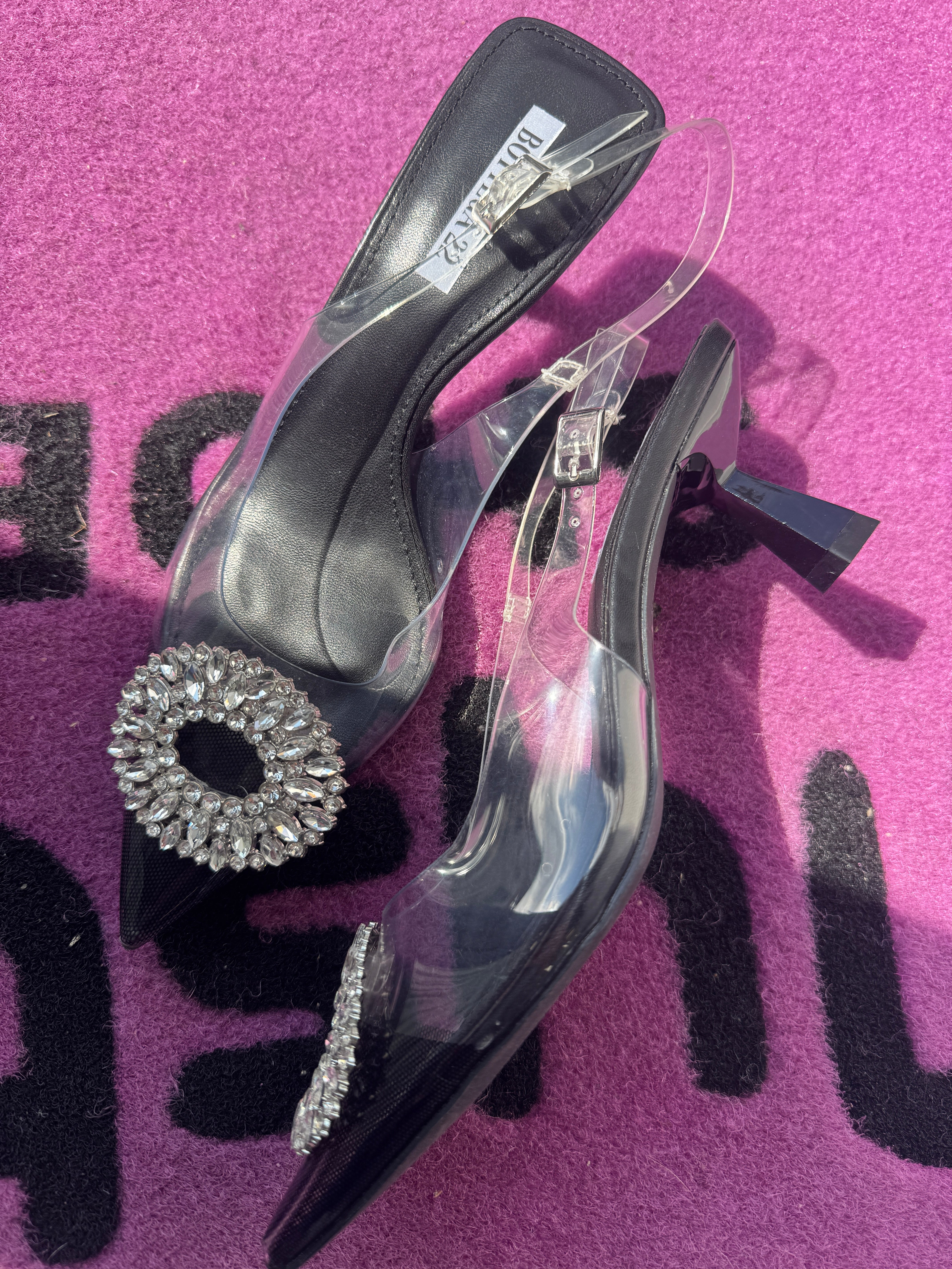 Décolleté tacco basso con accessorio nero