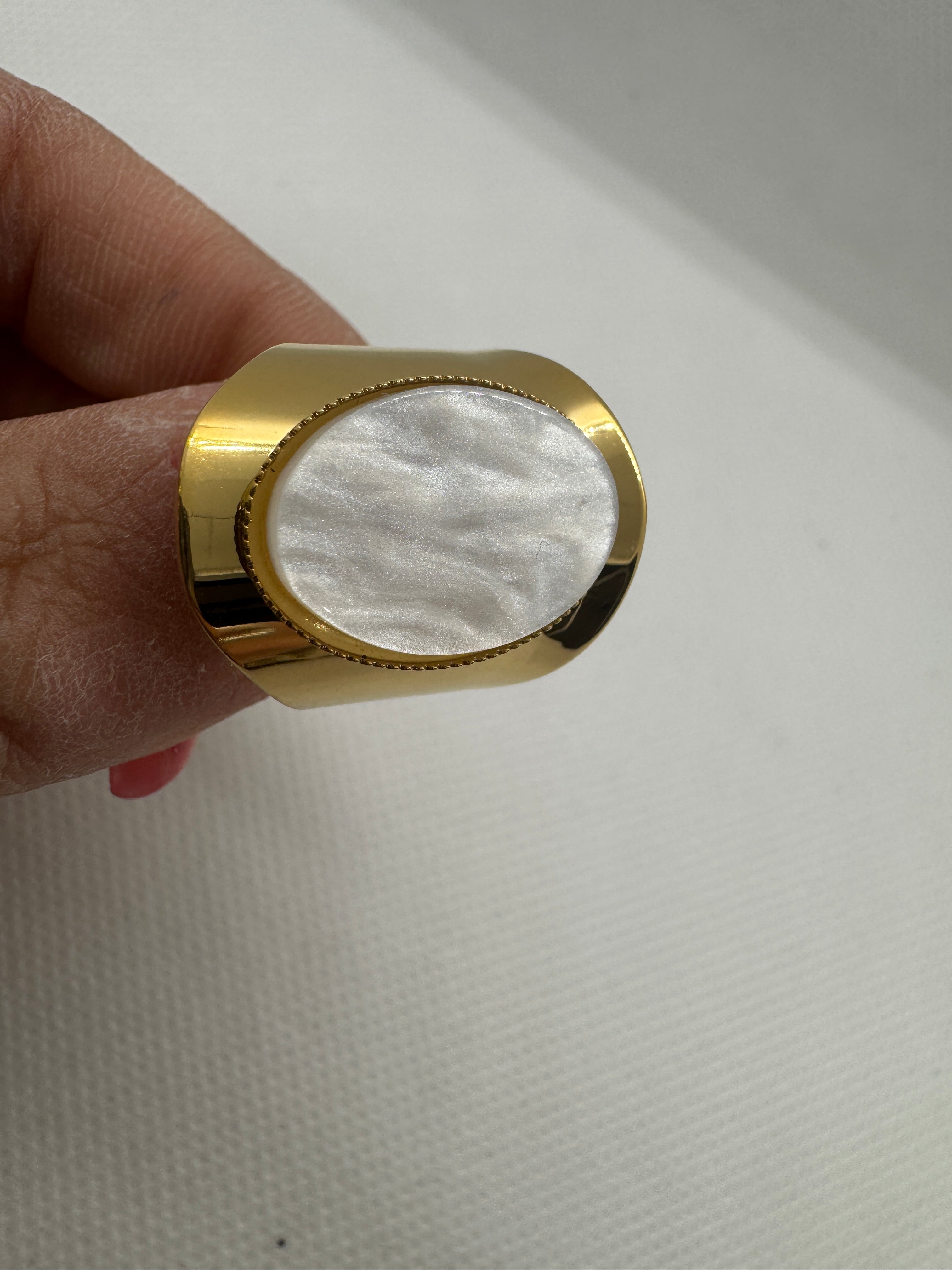 Anello fascia larga con pietra bianca