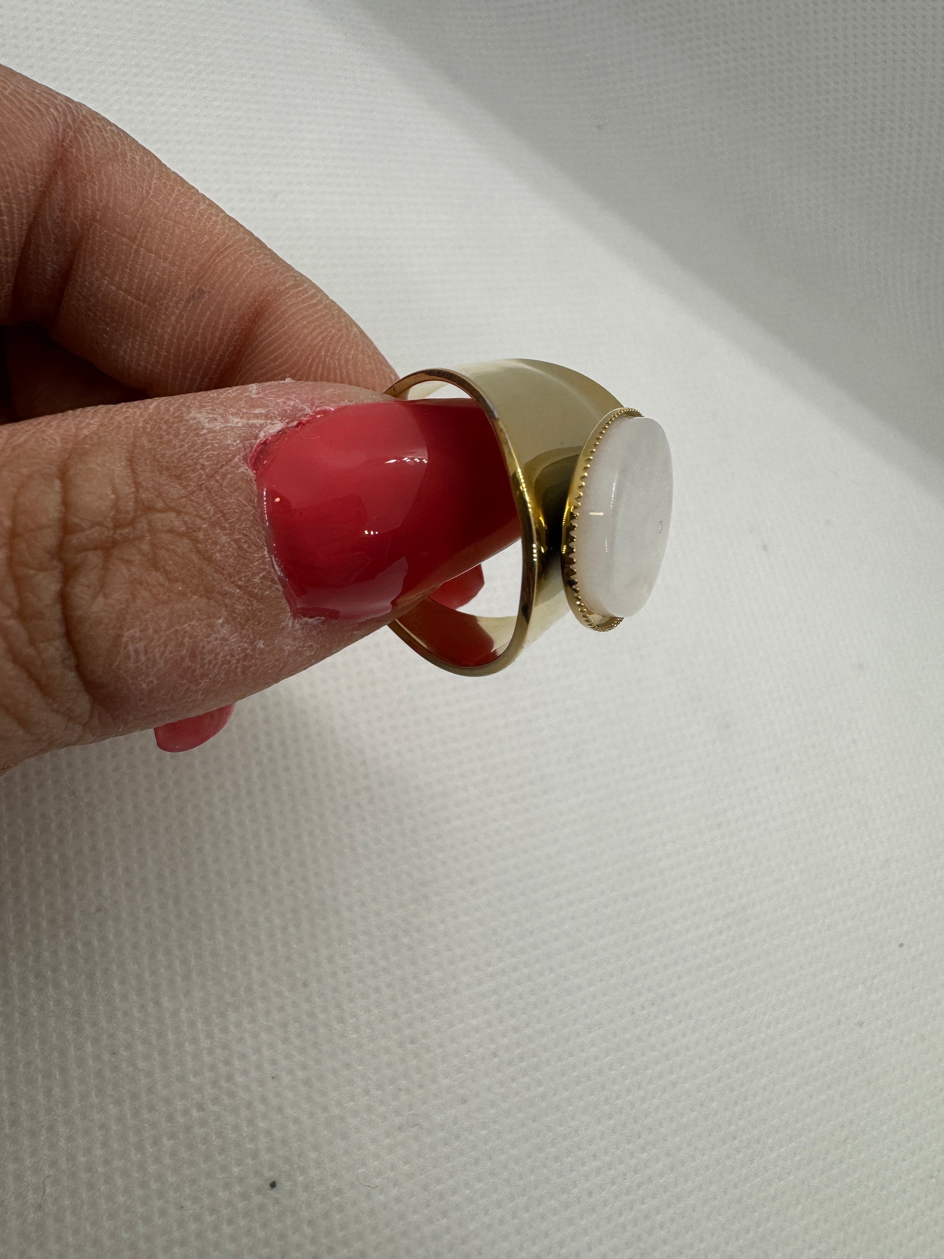 Anello fascia larga con pietra bianca