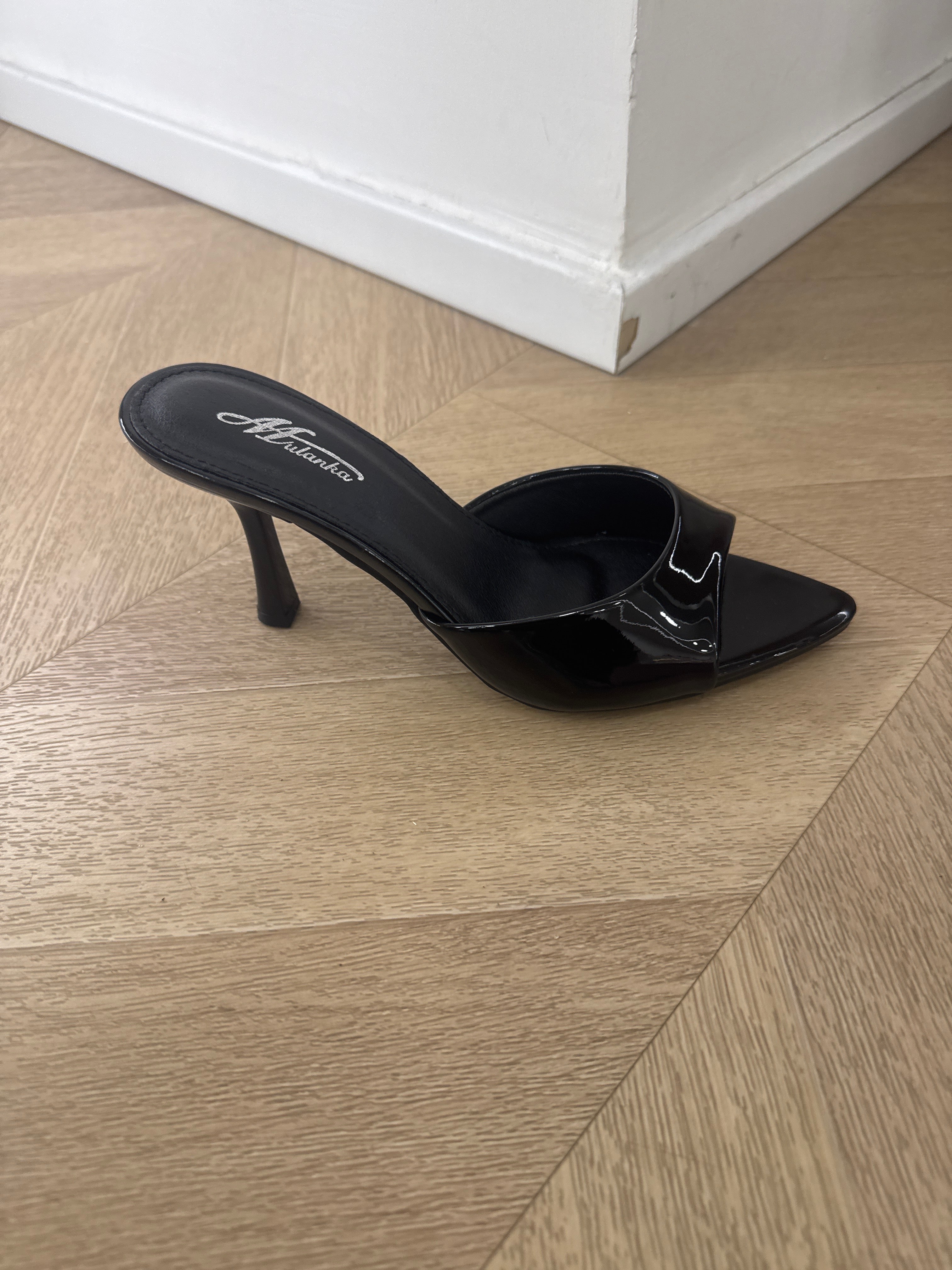 Sandalo Eva nero lucido