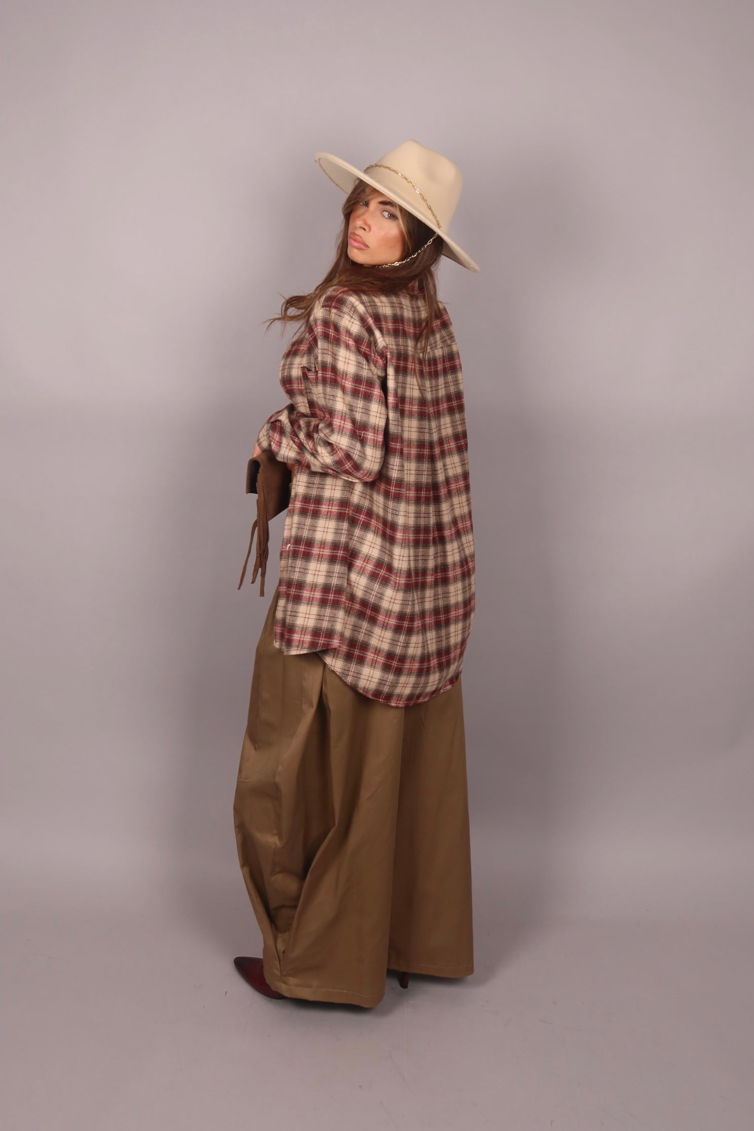 Cappello falda larga con catena panna