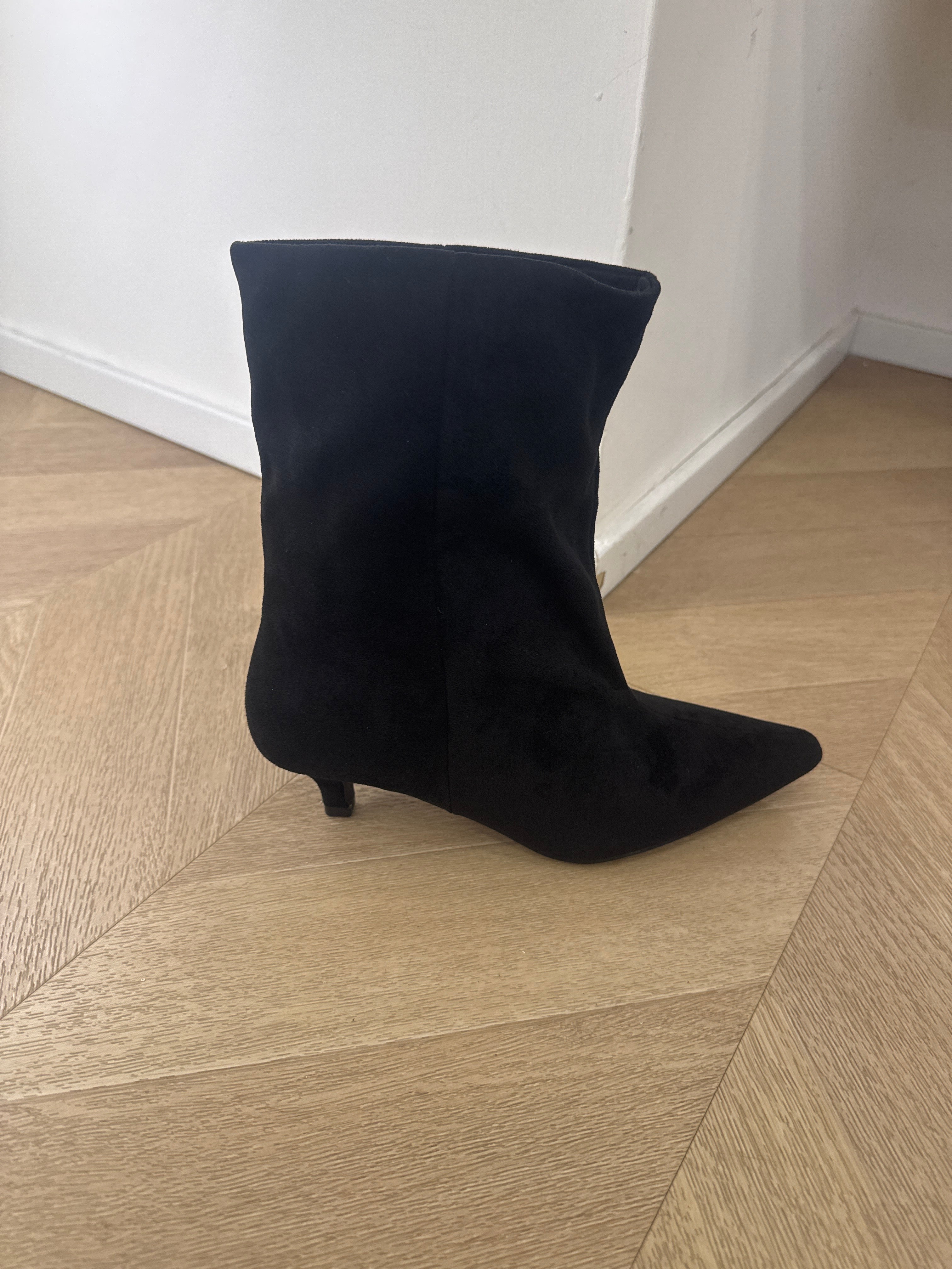 Tronchetto sofy in camoscio nero