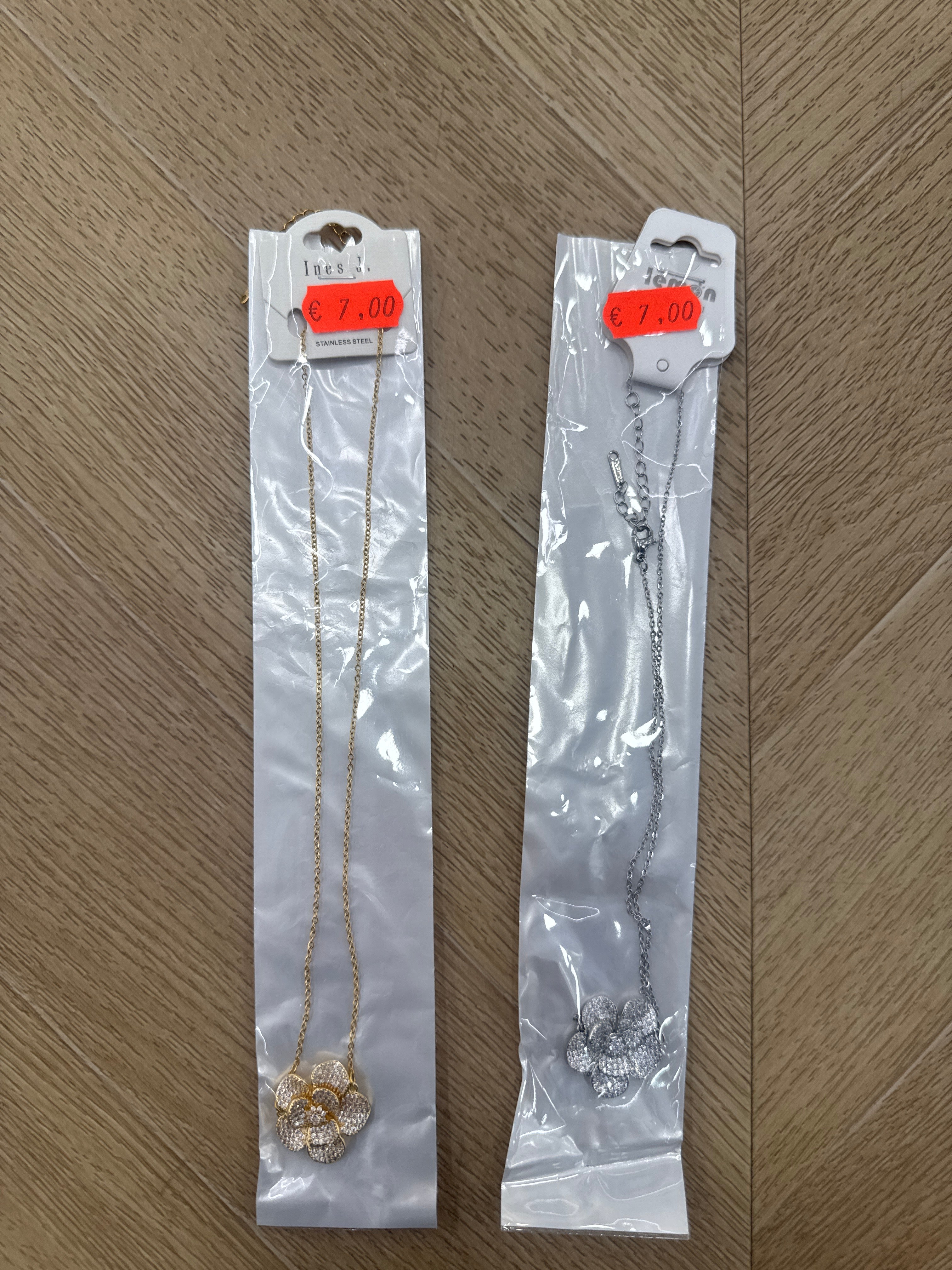 Collana con fiore brillantinato
