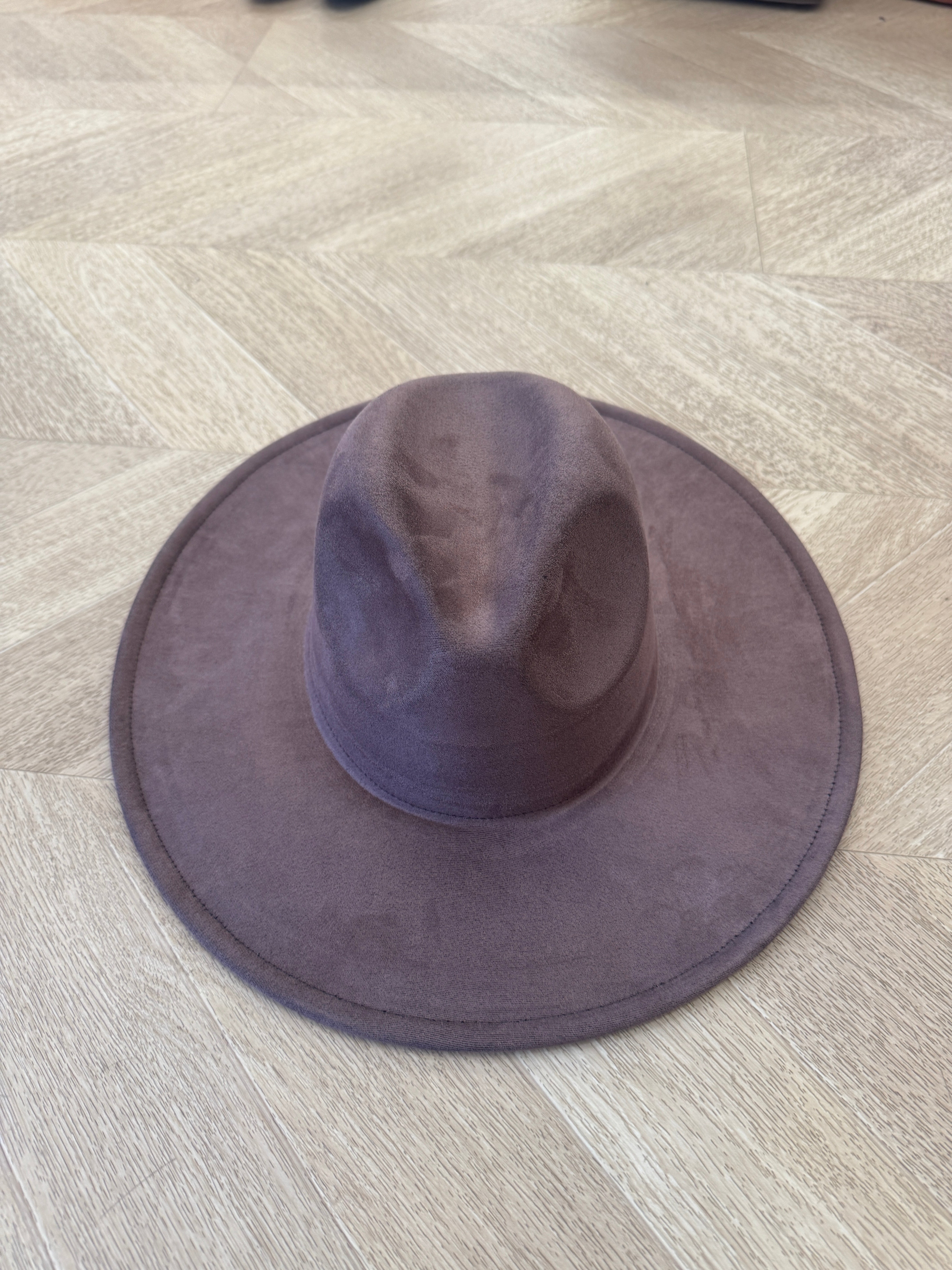 Cappello falda larga marrone